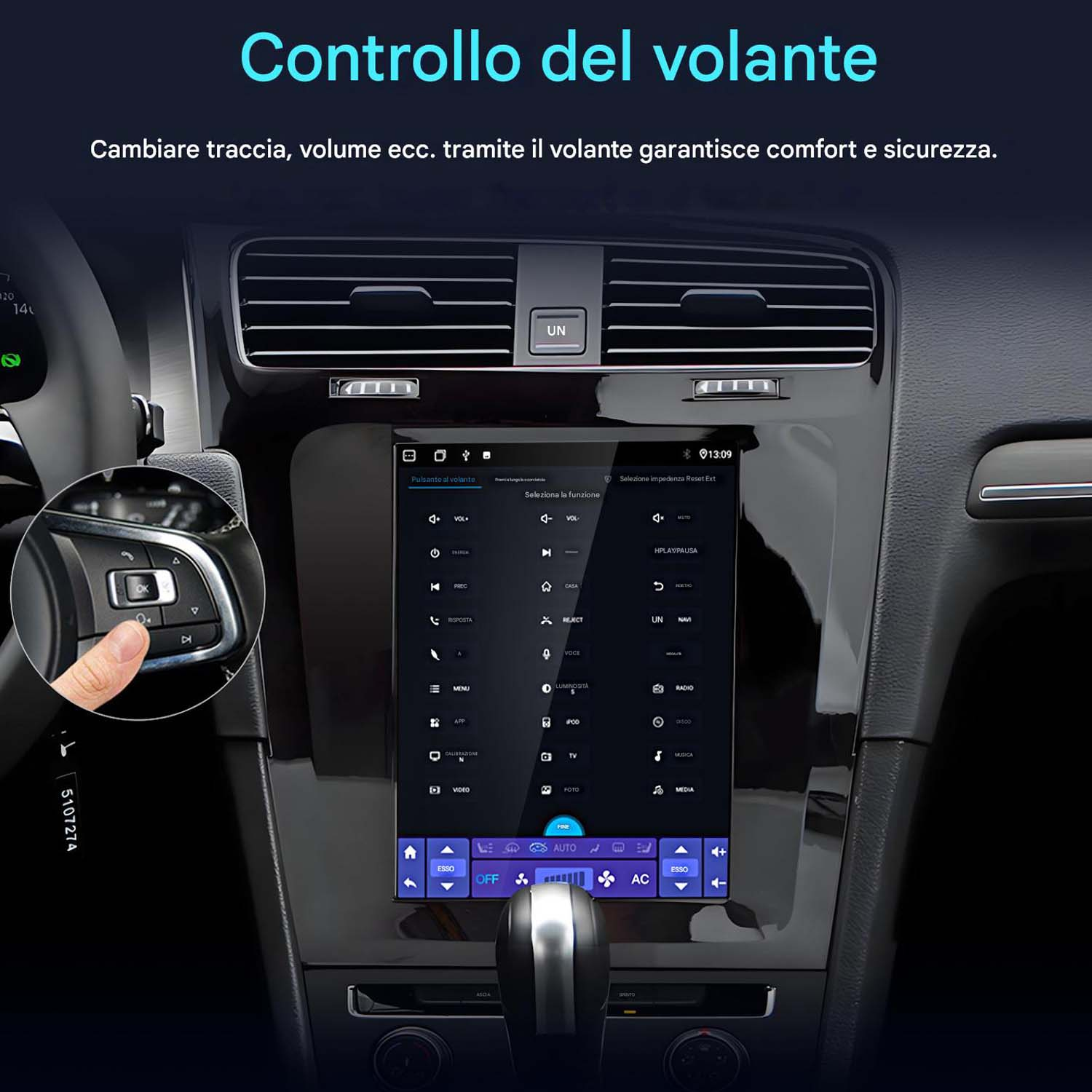 Cruscotto auto con display touchscreen. Una mano è sul volante che mostra i comandi dello schermo.