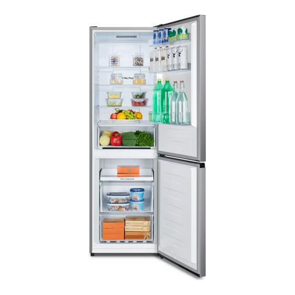 Ein Kühlschrank mit geöffneten Türen, der Regale mit Lebensmitteln zeigt, darunter Flaschen und Gemüse.