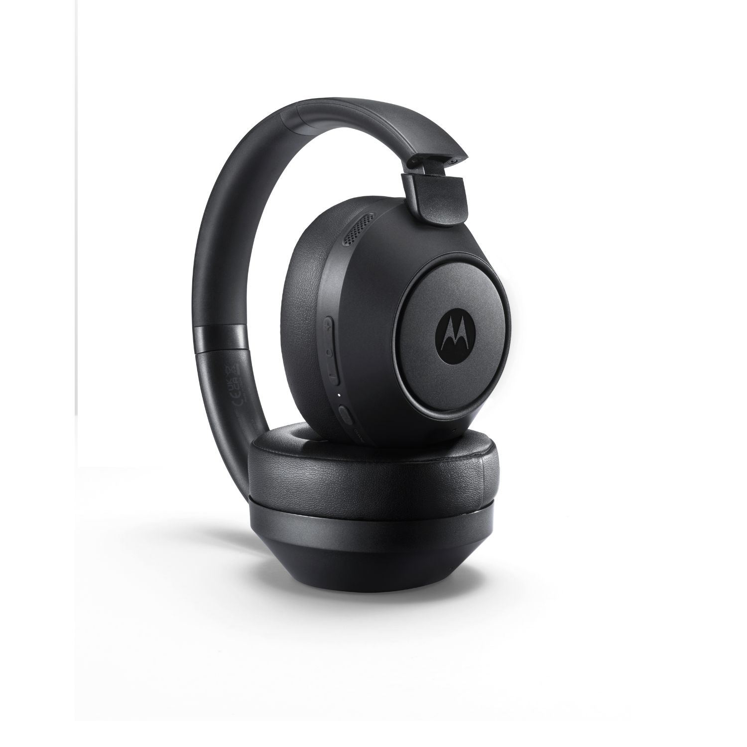 Cuffie over-ear nere con un logo sul lato.