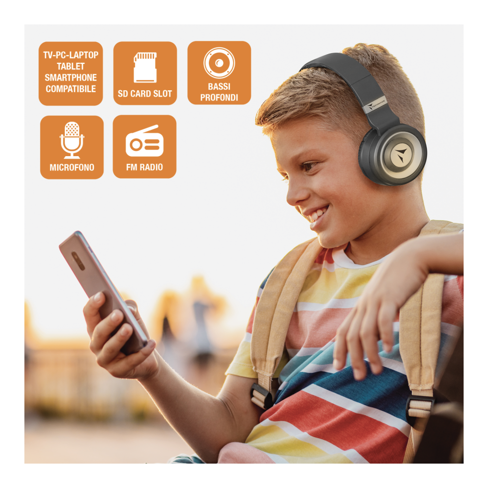 Junge mit Kopfhörern und Telefon. Symbole für TV, SD-Karte, tiefe Bässe, Mikrofon und FM-Radio.