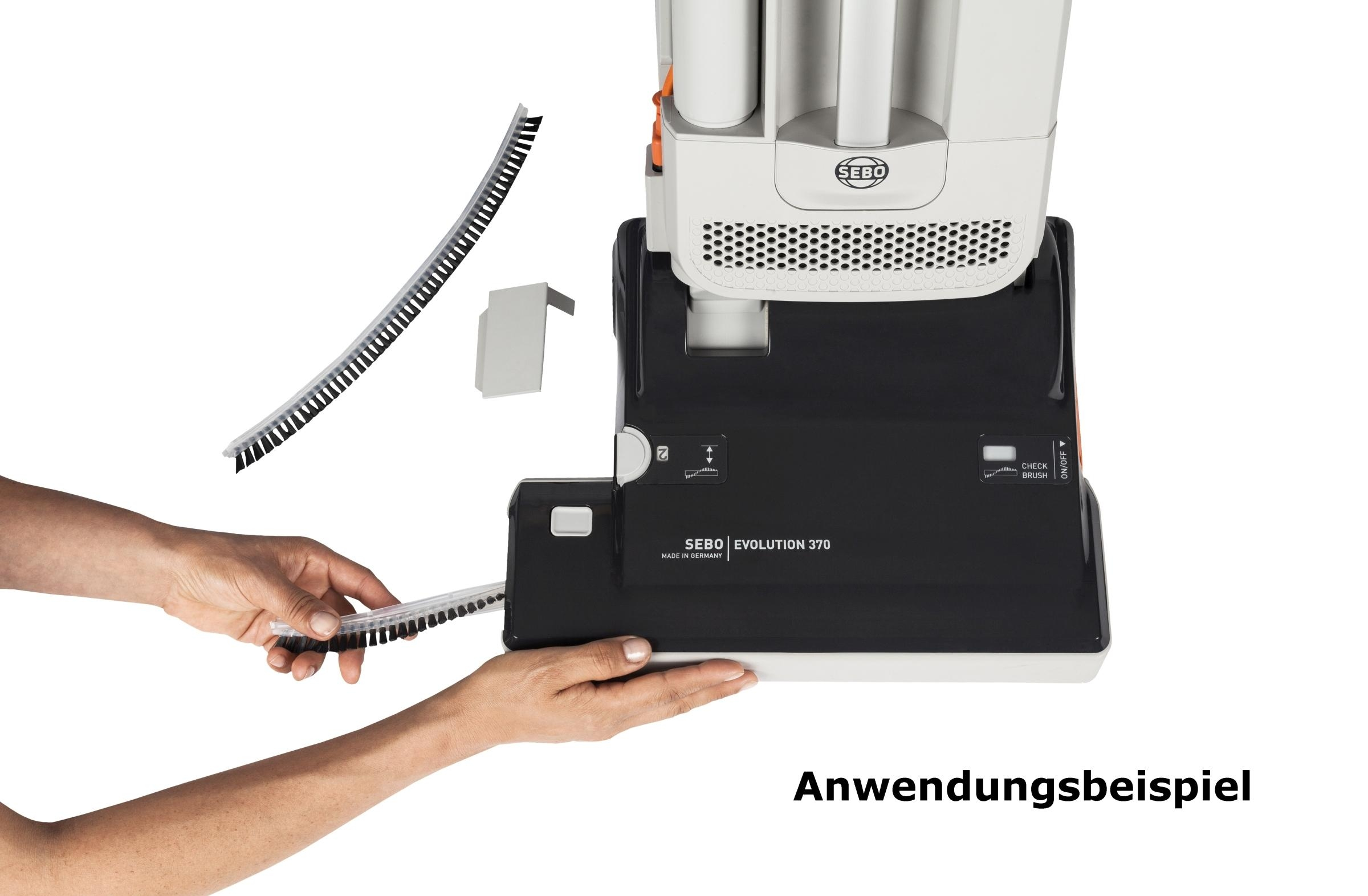 Die Hände einer Person wechseln die Bürste eines Staubsaugers.