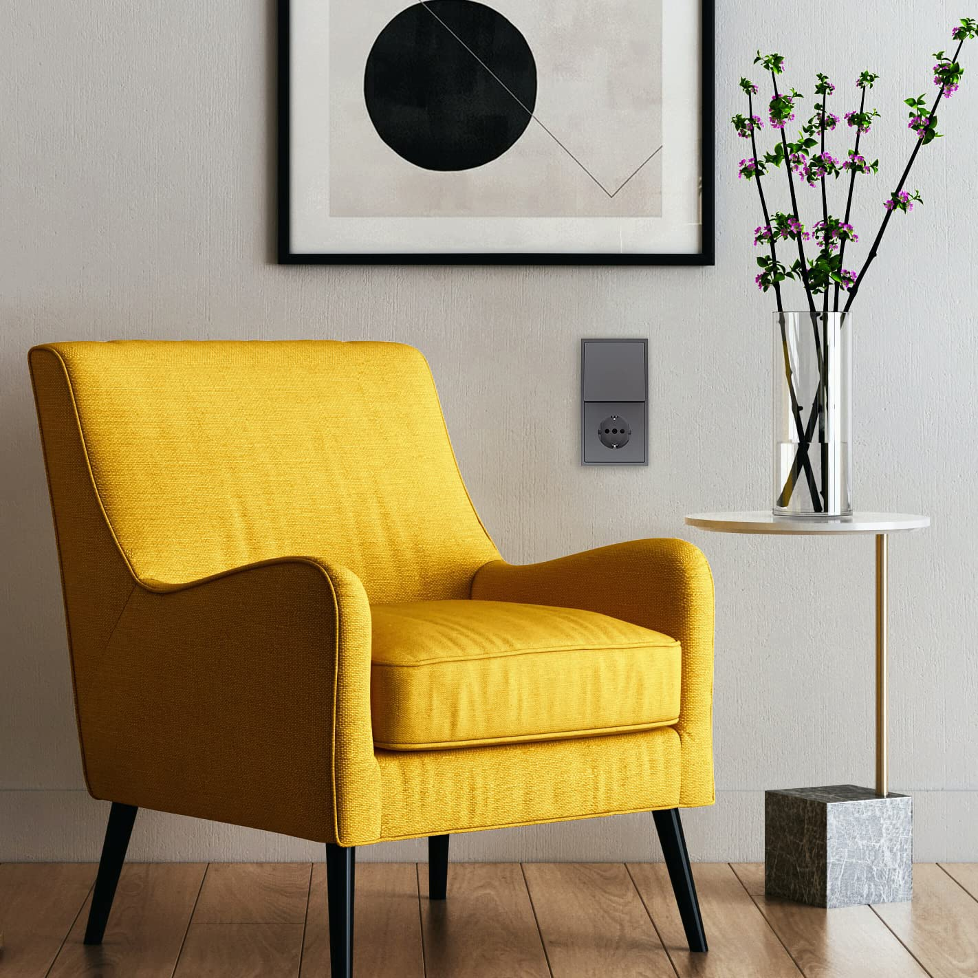 Ein gelber Stuhl in der Nähe einer Wand mit einem Bild, einer Steckdose und einem Tisch mit einer Vase und Blumen. Der Boden ist aus Holz.
