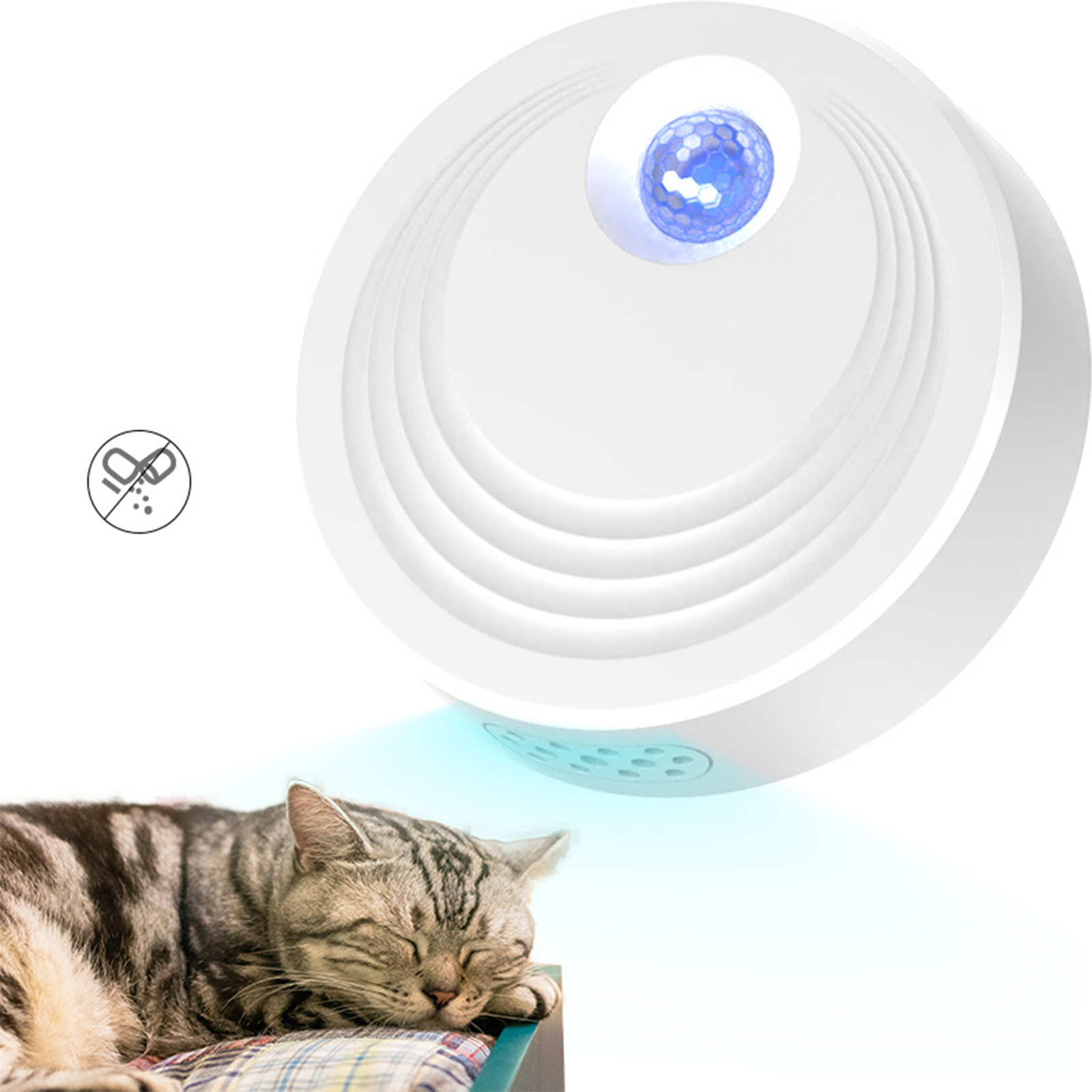 Ein weißes Gerät mit blauem Licht, das auf einem Bett mit einer schlafenden Katze liegt.