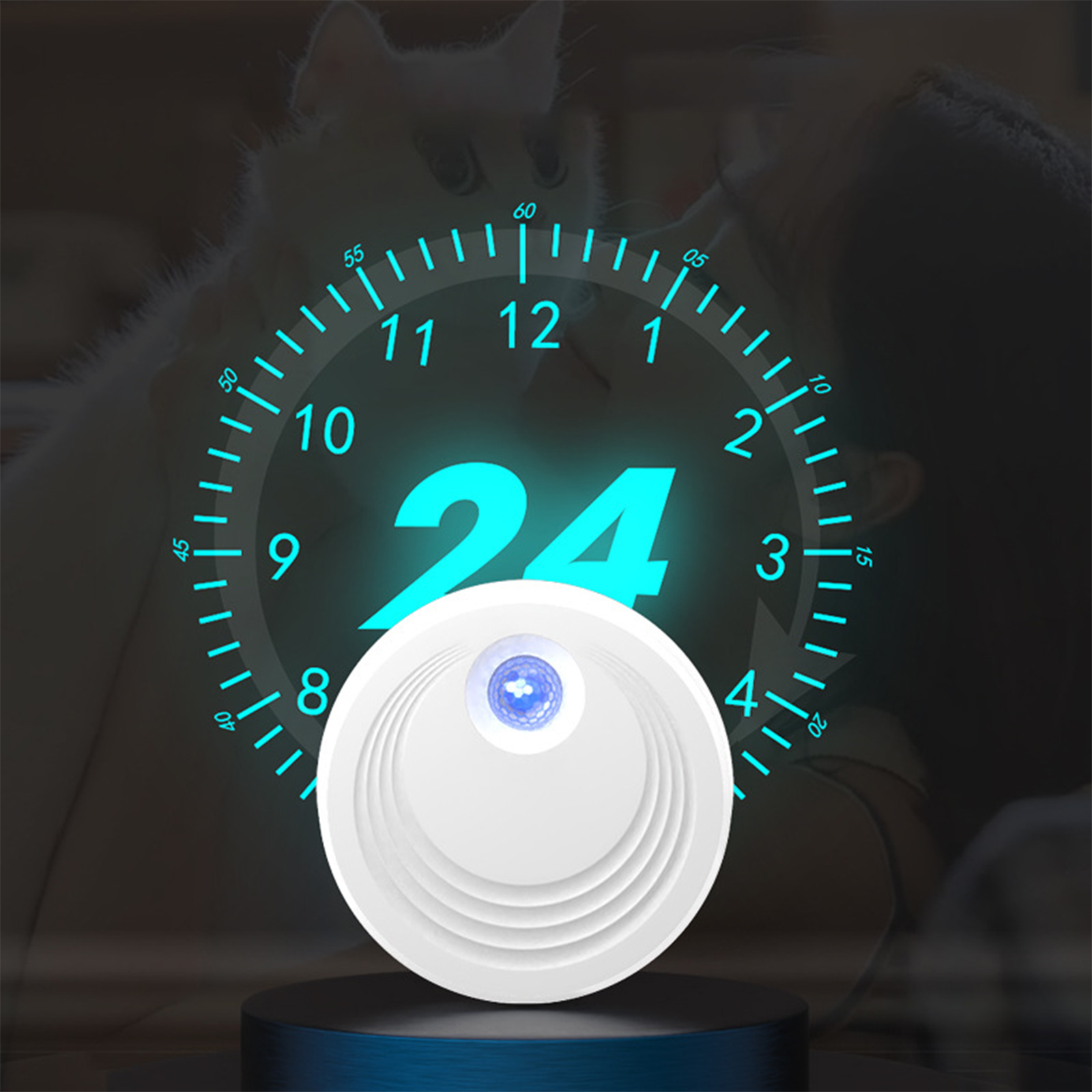 Weiß leuchtende Uhr mit der Zahl 24. Der Hintergrund ist ein verschwommenes Bild einer Person im Bett.