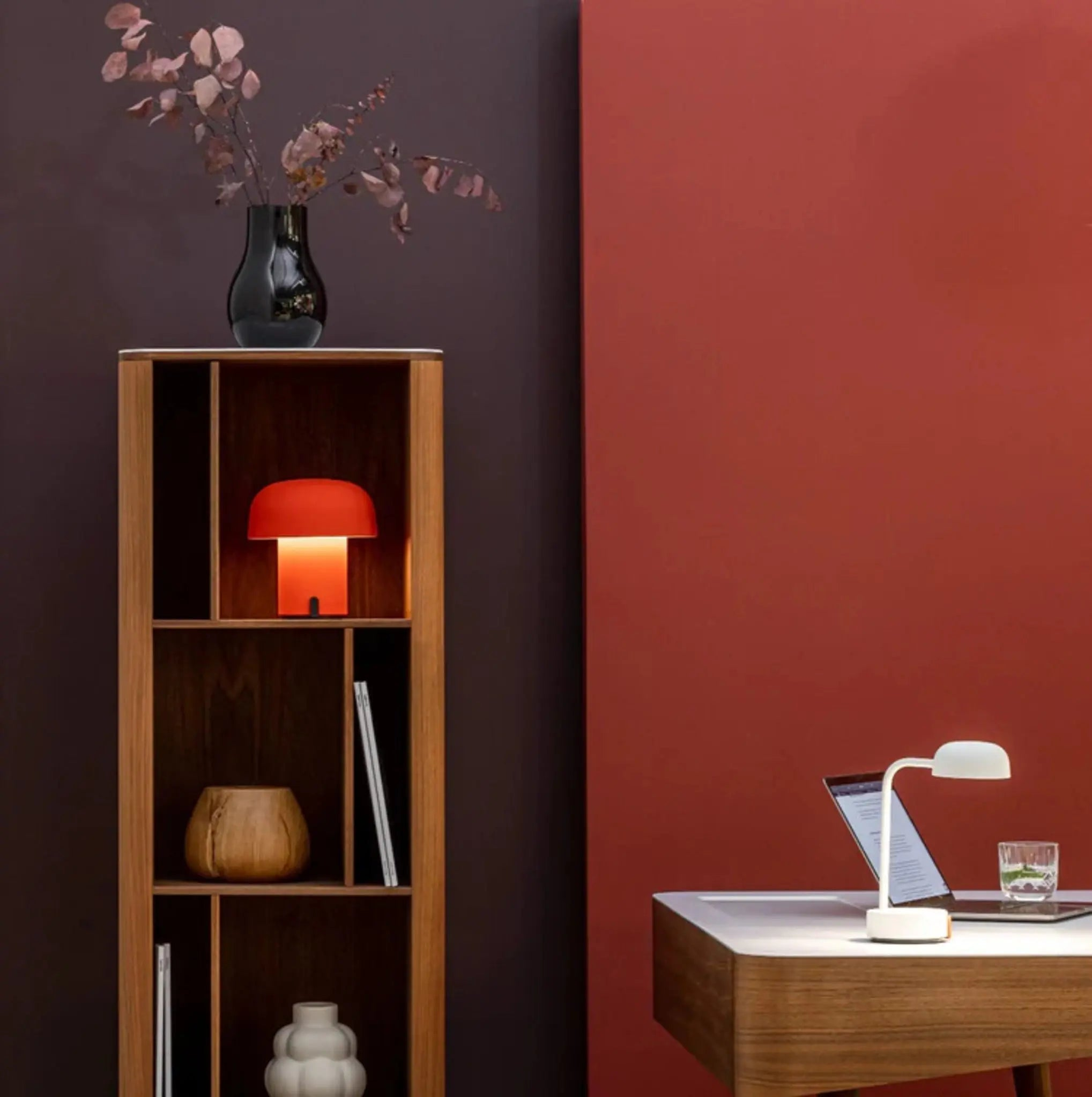 Holzregal mit Lampe, Büchern und Vase. Schreibtisch mit Laptop und Lampe.
