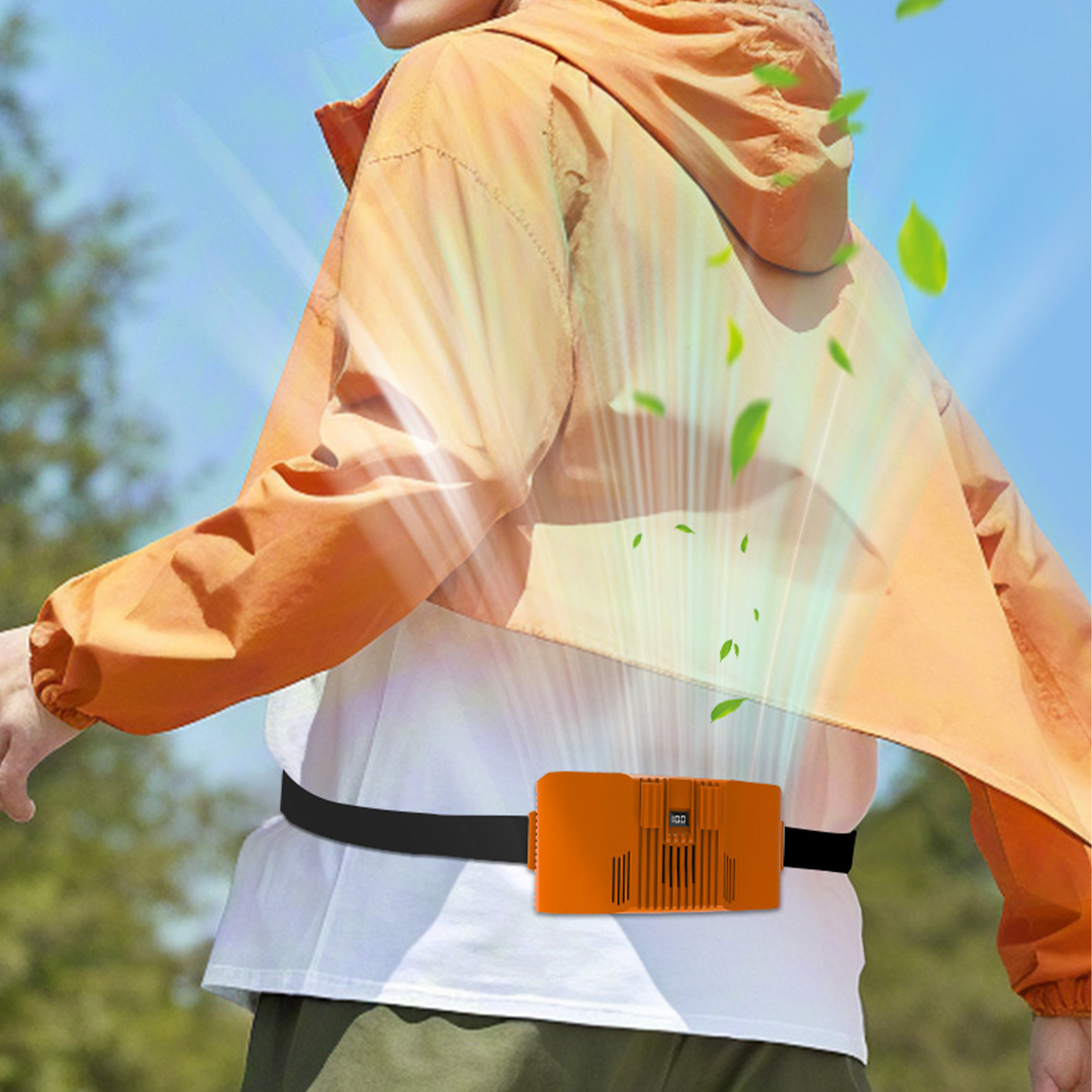 Person trägt orange Jacke mit tragbarem Ventilator auf dem Rücken. Grüne Blätter schweben.