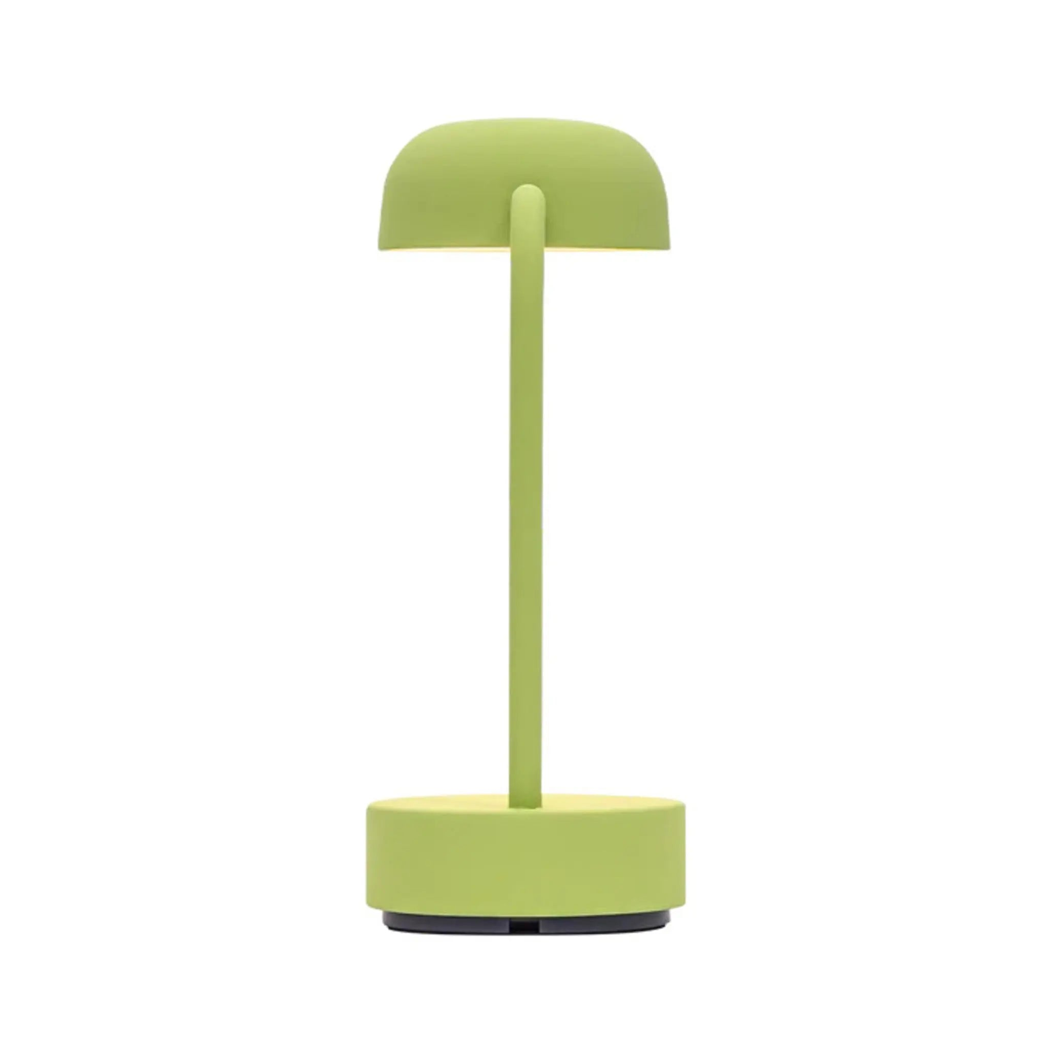 Grüne Lampe mit rundem Schirm, steht auf gelbem Sockel.