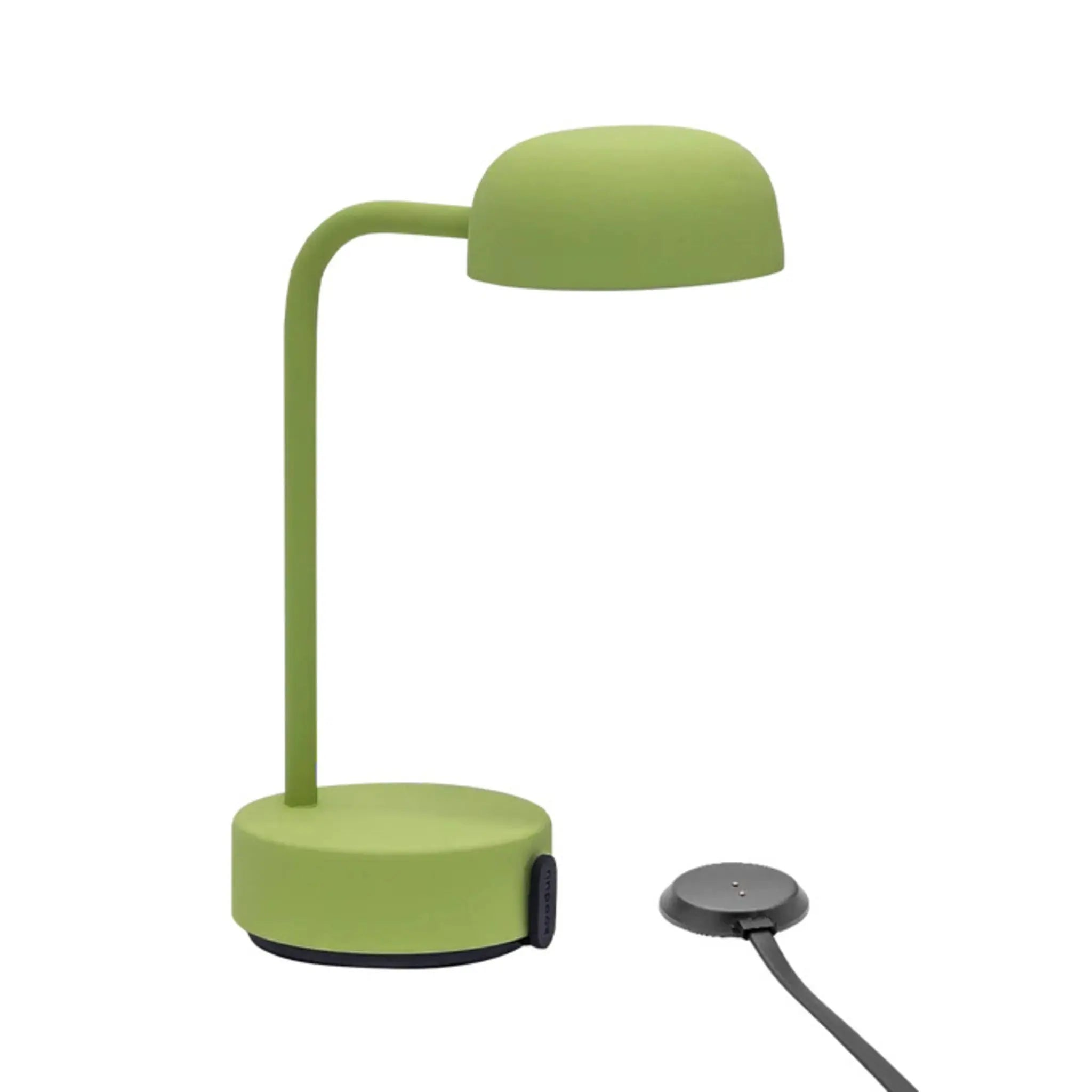Grüne Schreibtischlampe mit rundem Sockel. Ein Ladepad befindet sich daneben.