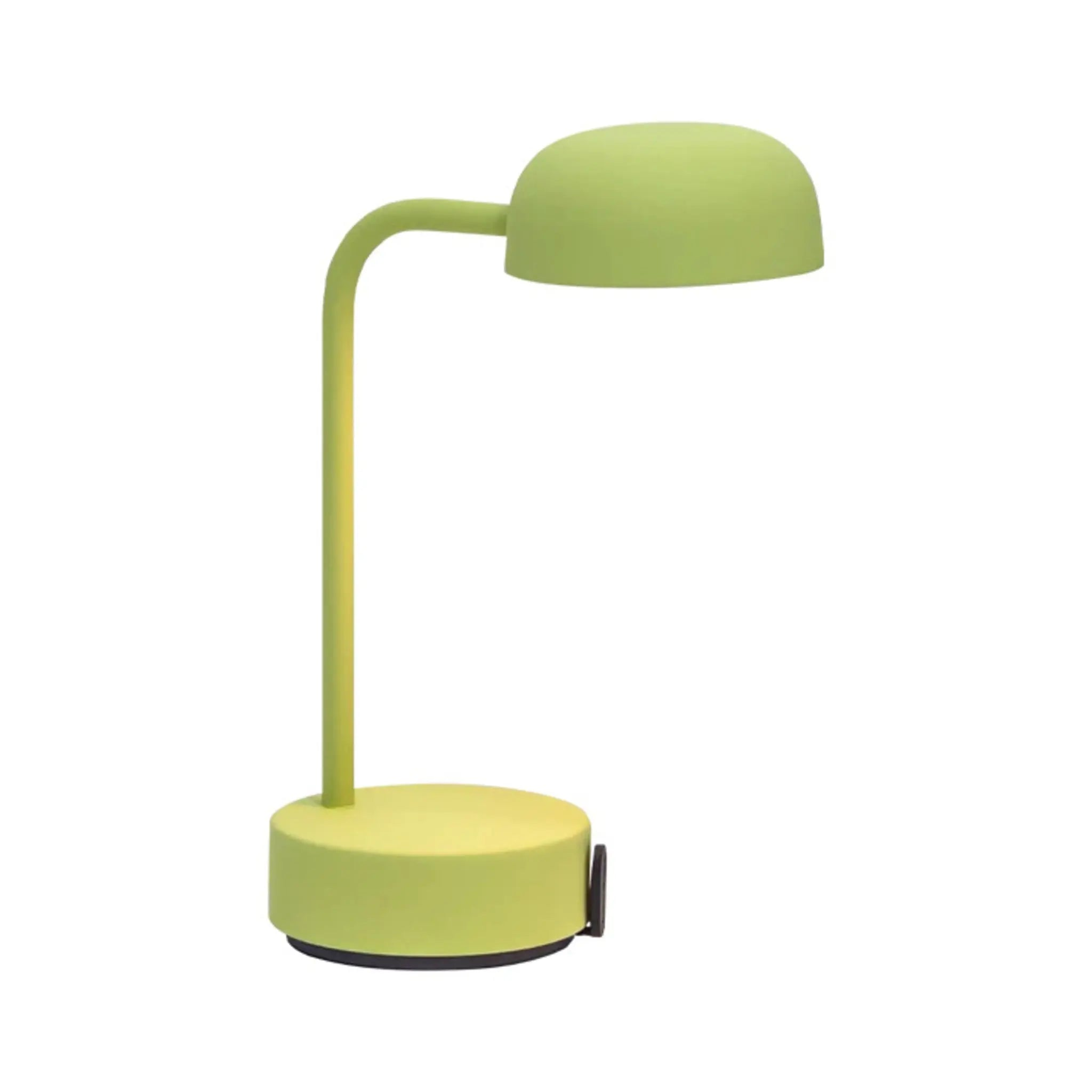 Eine grüne Schreibtischlampe mit rundem Schirm und zylindrischem Sockel. Der Hintergrund ist weiß.