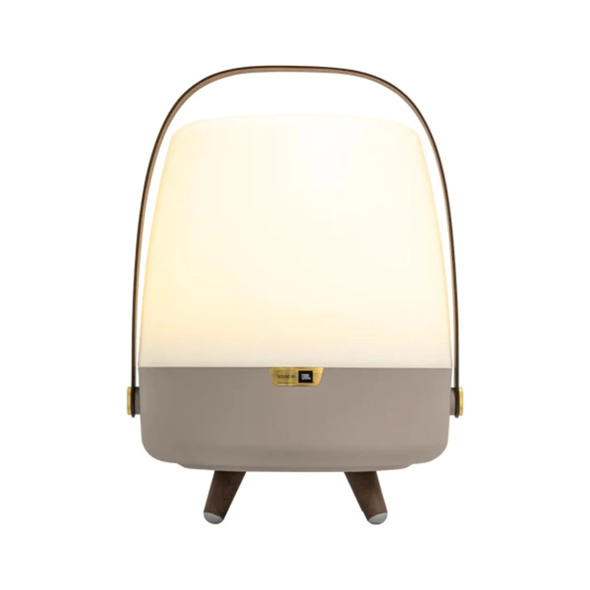 Eine weiß-graue Lampe mit braunem Griff. Die Lampe hat Licht und Holzbeine. JBL-Logo an der Seite.
