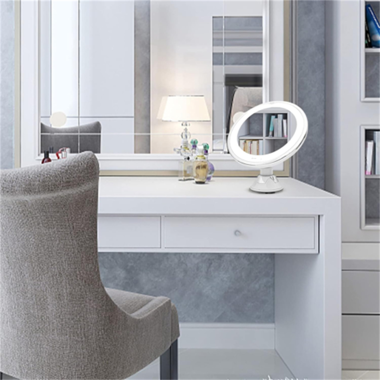 Frisiertisch mit beleuchtetem Spiegel, Lampe und Accessoires in einem gut beleuchteten Raum.