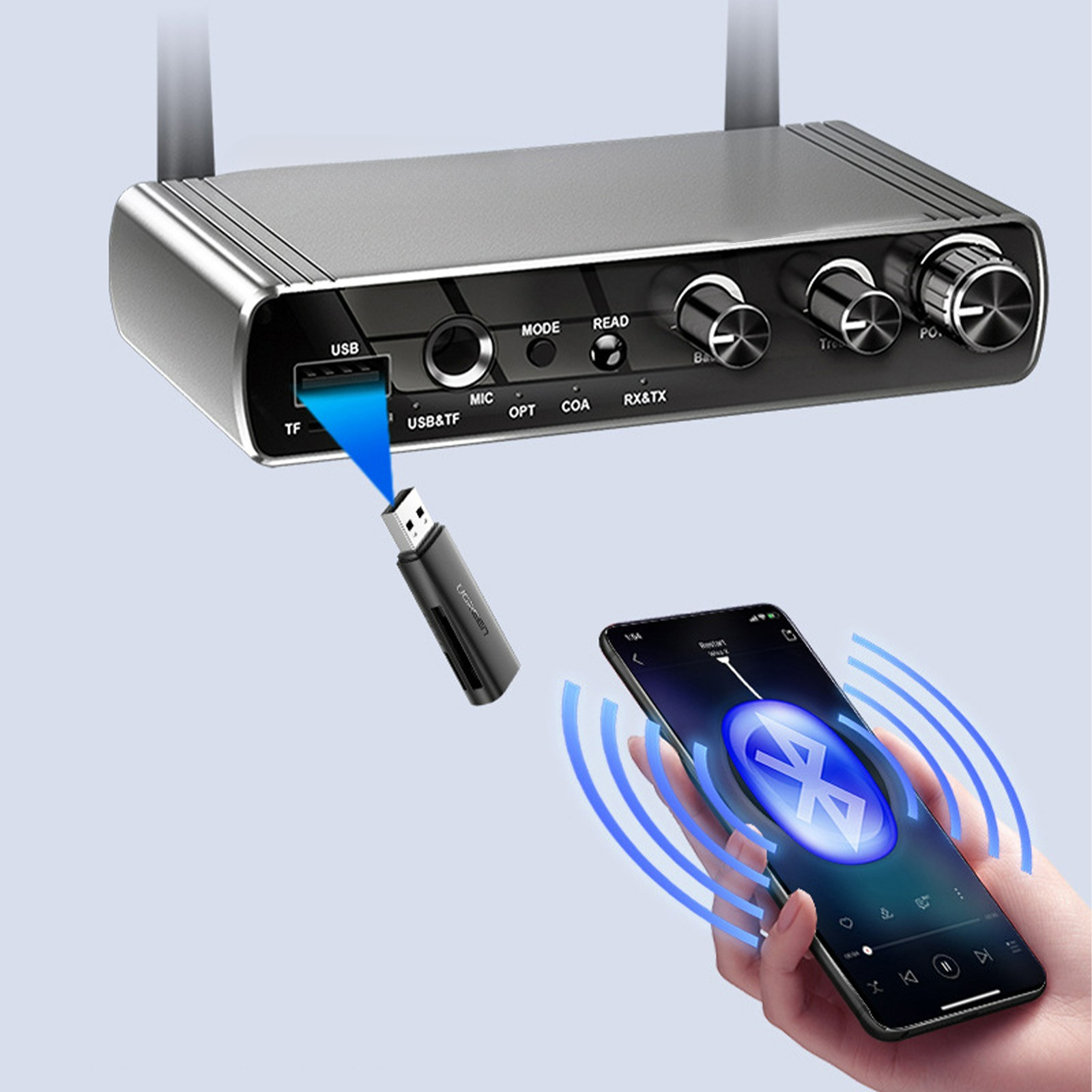 Silbernes Audiogerät mit USB und Telefon per Bluetooth verbunden. Hand hält Telefon.