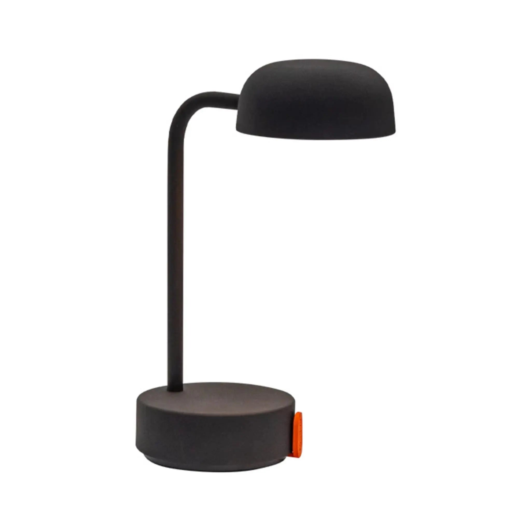 Schwarze Schreibtischlampe mit gebogenem Arm und rundem Kopf. Der Fuß ist rund mit einem orangefarbenen Knopf.