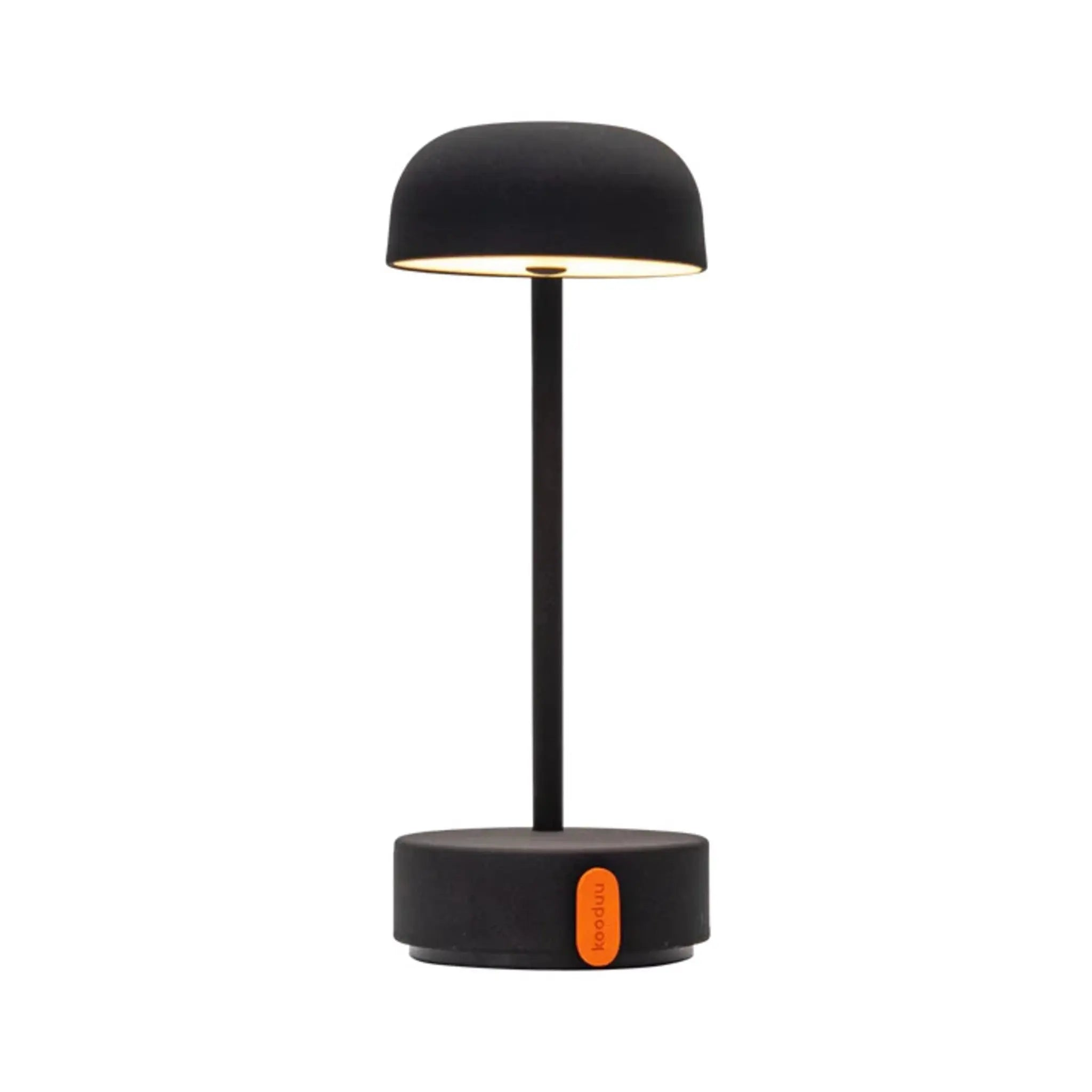 Eine schwarze Lampe mit schwarzem Sockel und Stiel und einem kleinen orangen Detail am Sockel.