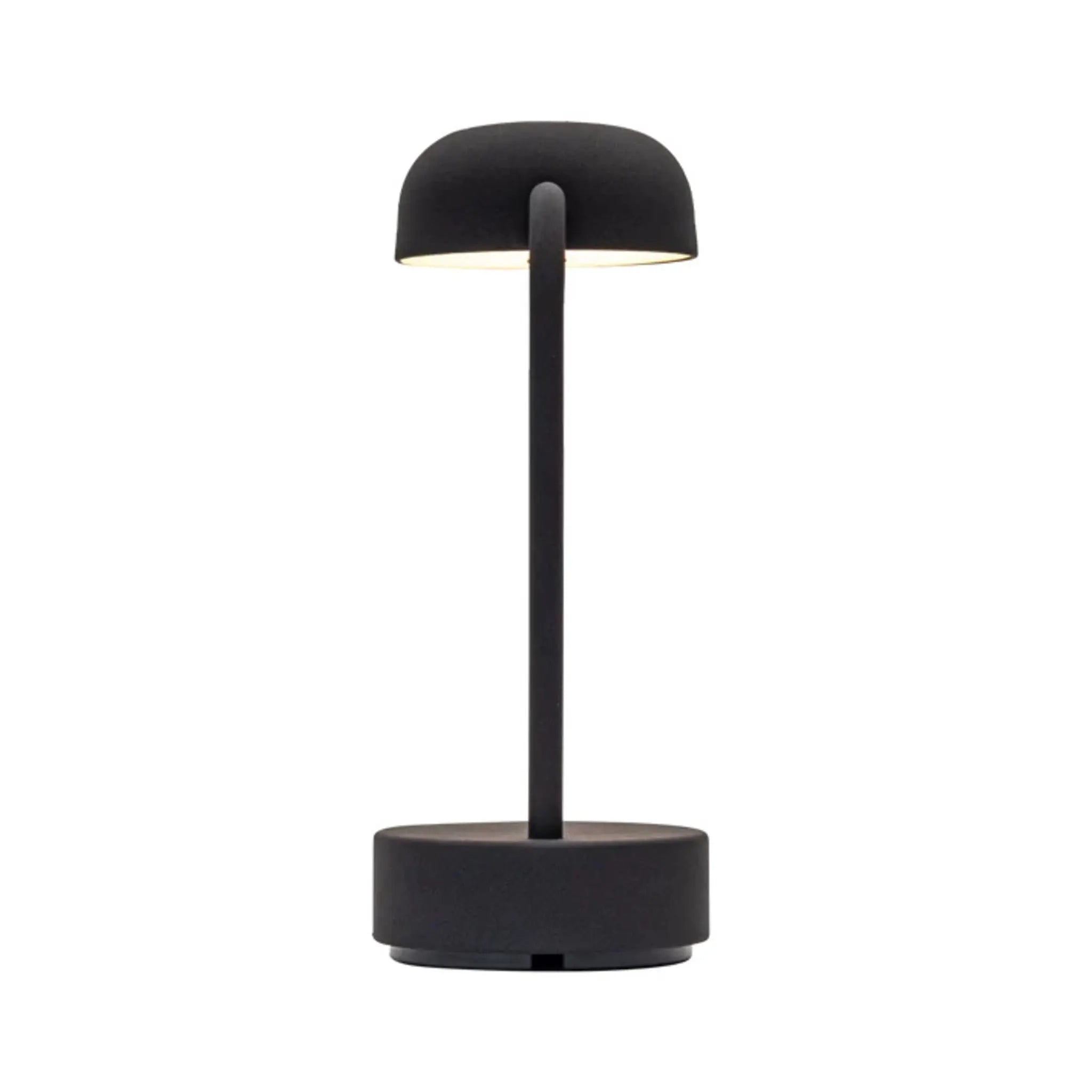 Schwarze Schreibtischlampe mit abgerundeter Oberseite und zylindrischem Sockel. Freigestellt.