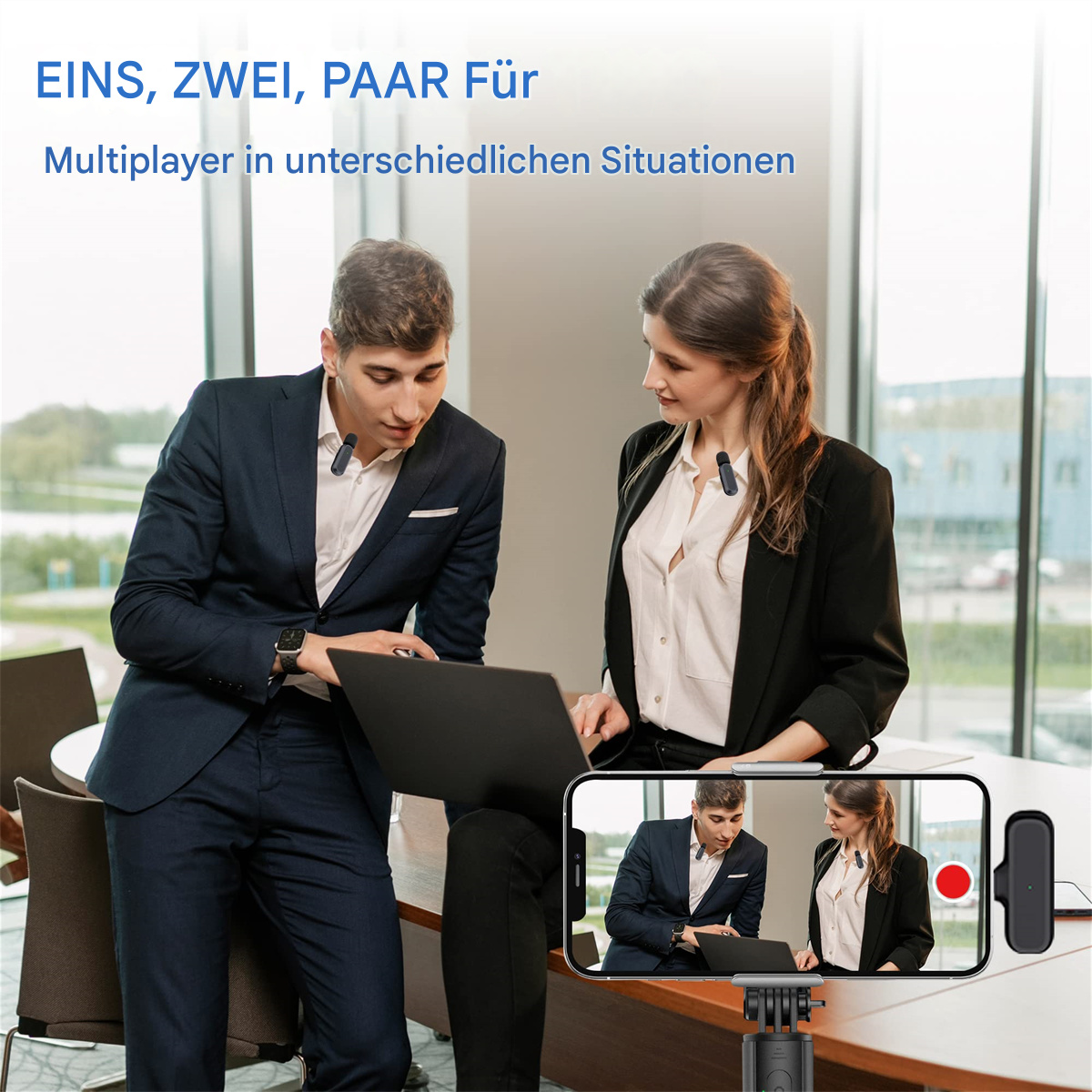 Zwei Personen mit Mikrofonen, die auf ein Smartphone blicken.