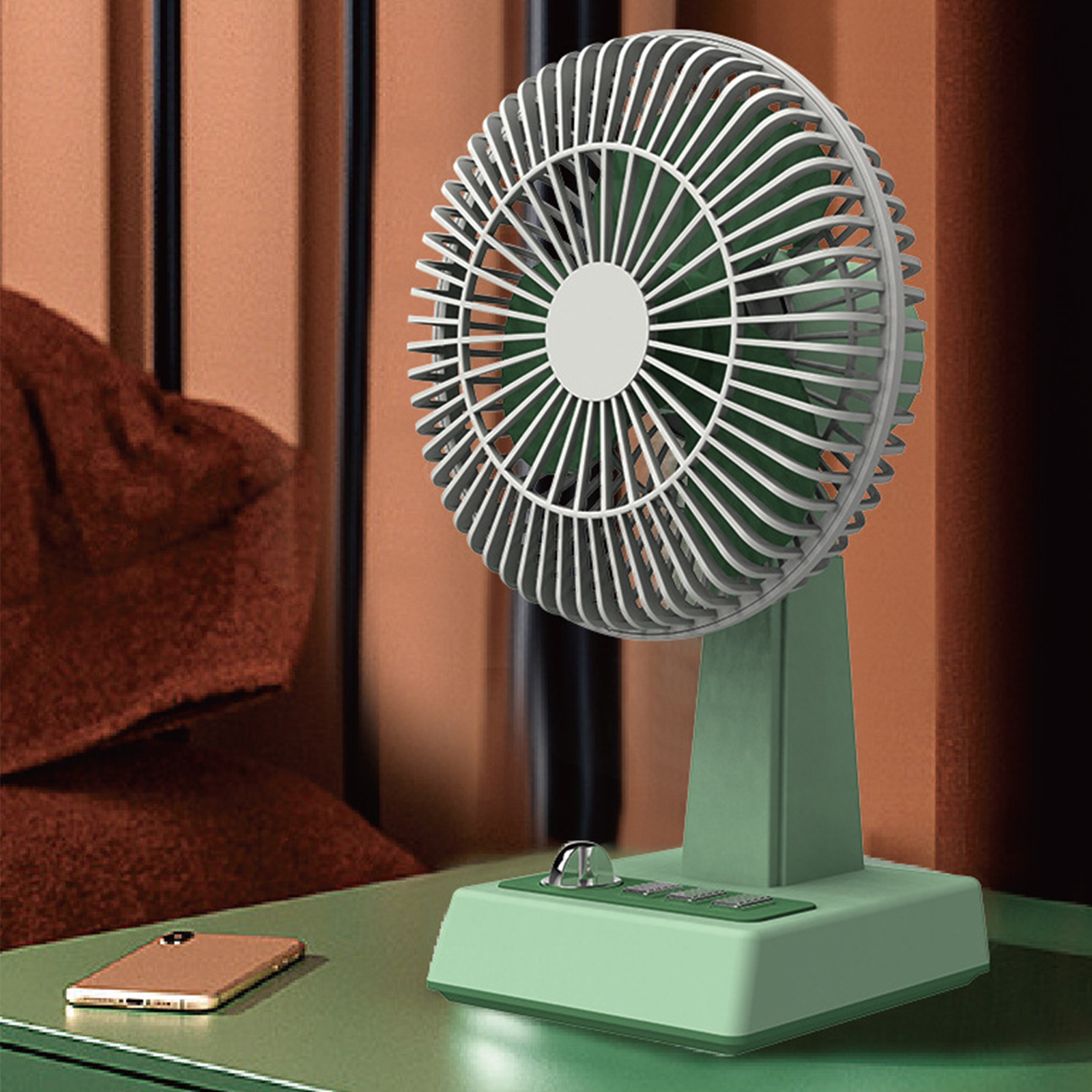 Ein grüner Schreibtischventilator mit einem goldenen Telefon an der Seite. Der Ventilator hat einen grünen Sockel und Flügel.