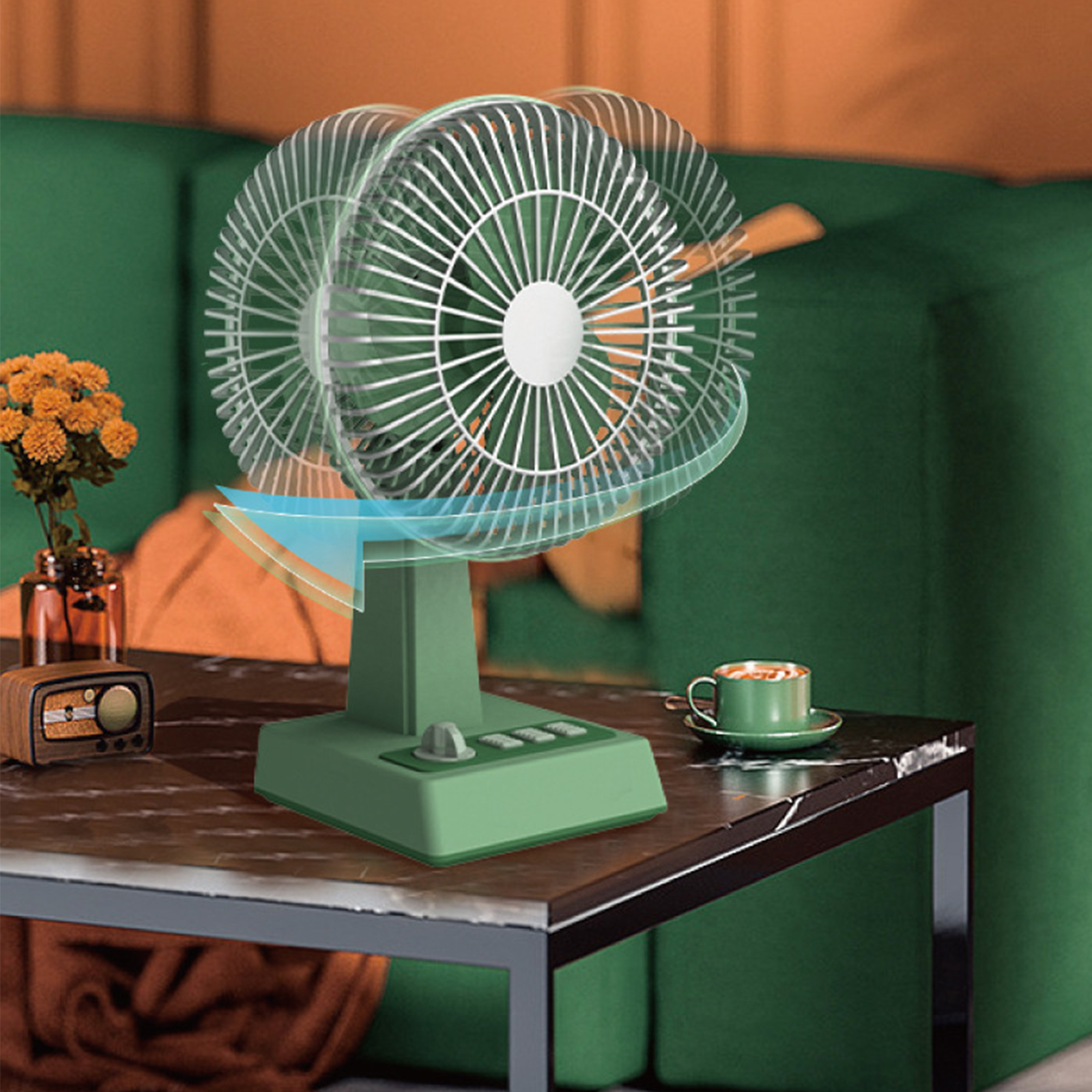 Oszillierender grüner Ventilator, mit Kaffeetasse und Radio auf dem Tisch.