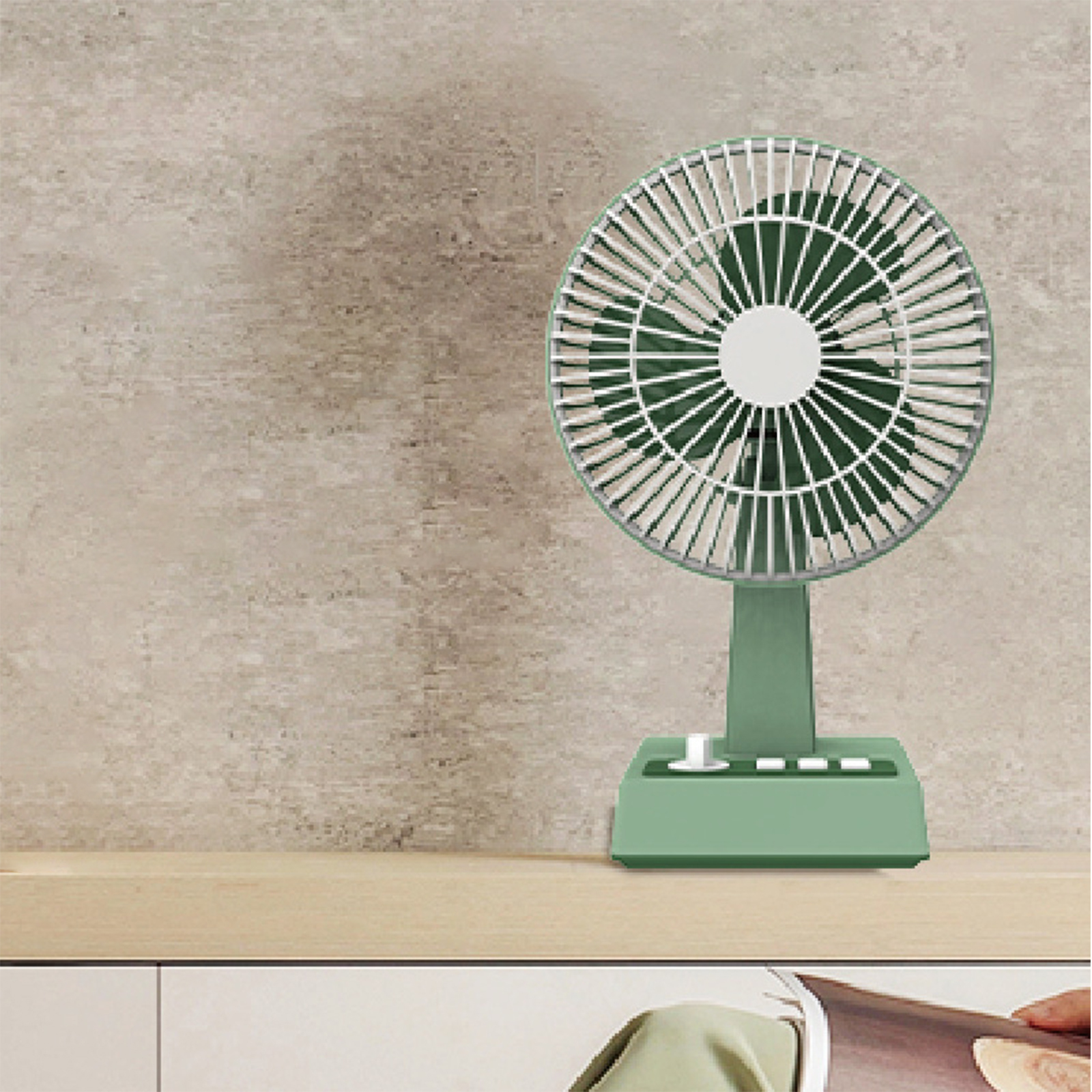 Grüner Tischventilator mit weißem Gitter. Der Ventilator steht auf einem grünen Sockel.