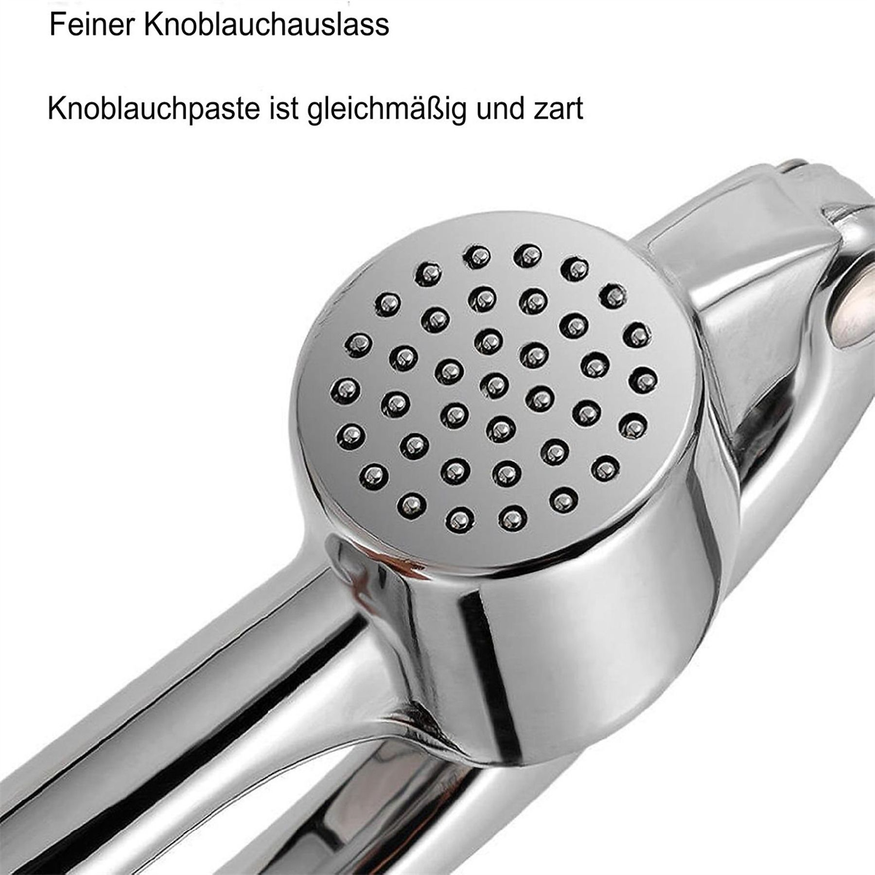 Eine silberne Knoblauchpresse mit detaillierter, perforierter Pressfläche.