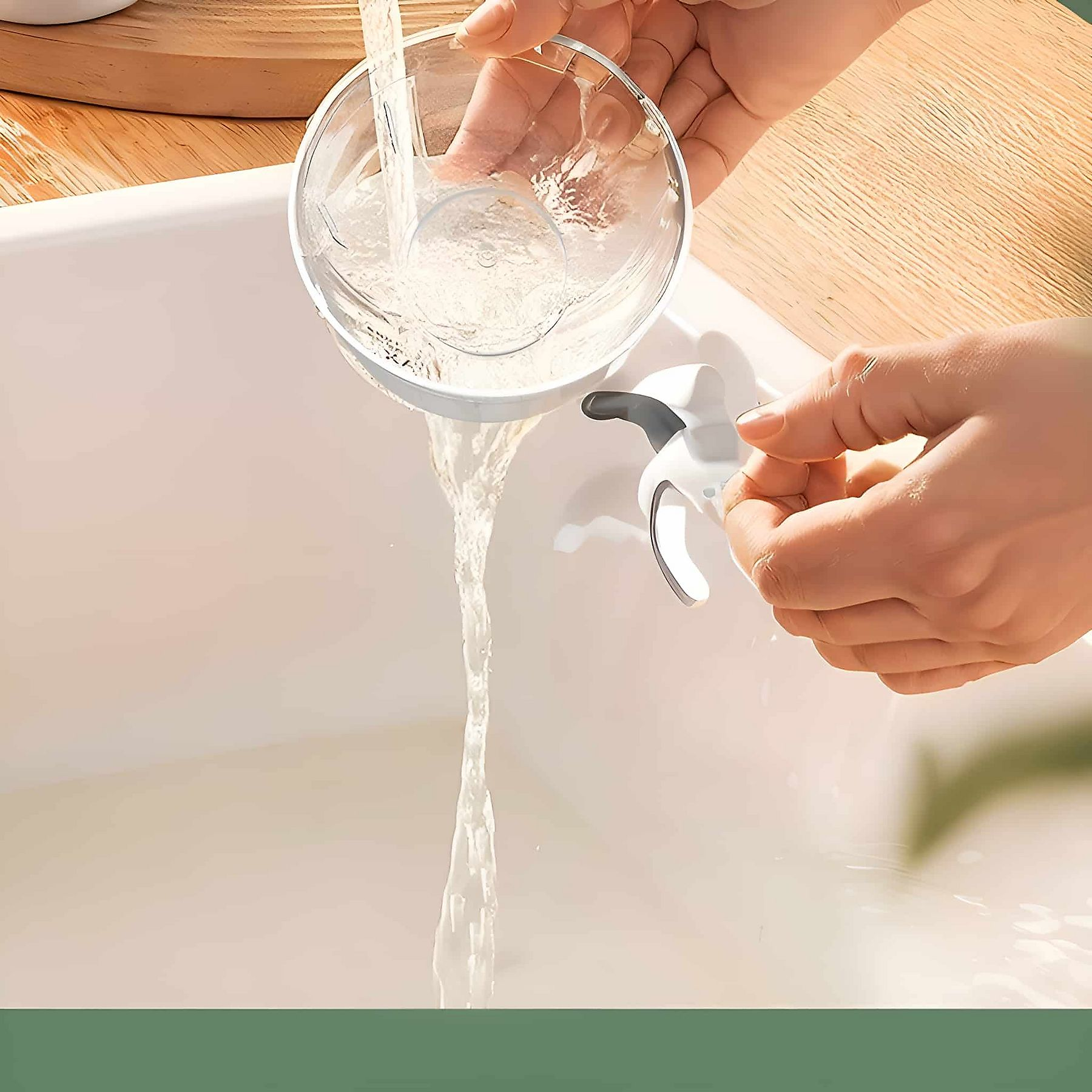 Hände gießen Wasser aus einer weißen Schüssel in ein weißes Waschbecken.
