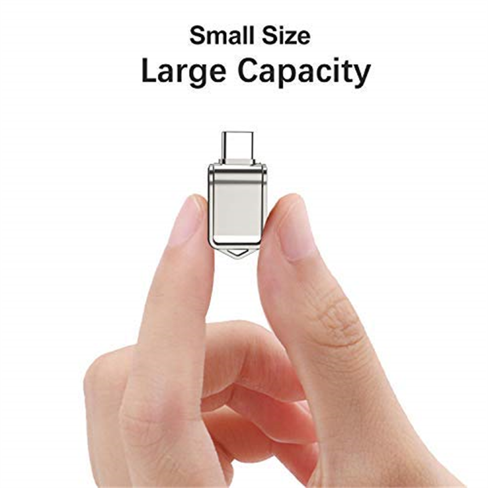 Kleiner, silberner USB-C-Adapter, der von Fingern gehalten wird. Text: 'Kleine Größe, große Kapazität'.