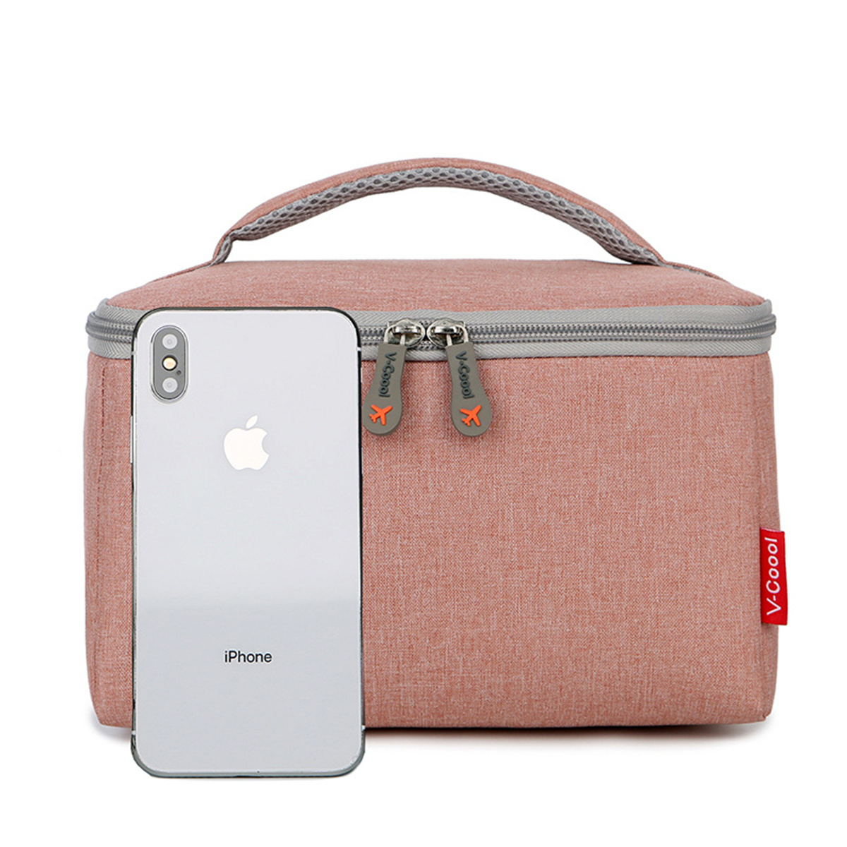 Rosa Reisetasche mit einem Telefon daneben. Das Telefon hat ein Apple-Logo. Die Tasche hat Reißverschlüsse.