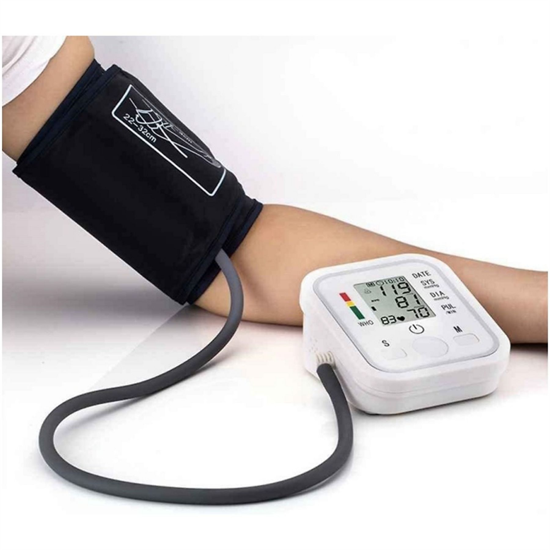 Blutdruckmessgerät am Arm, Anzeigedisplay. Der Arm einer Person ist sichtbar.