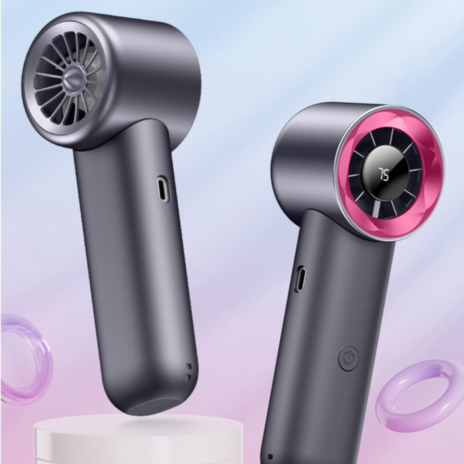 Zwei grau-rosa Handventilatoren. Einer hat einen rosa Kreis, der andere zeigt eine Zahl.
