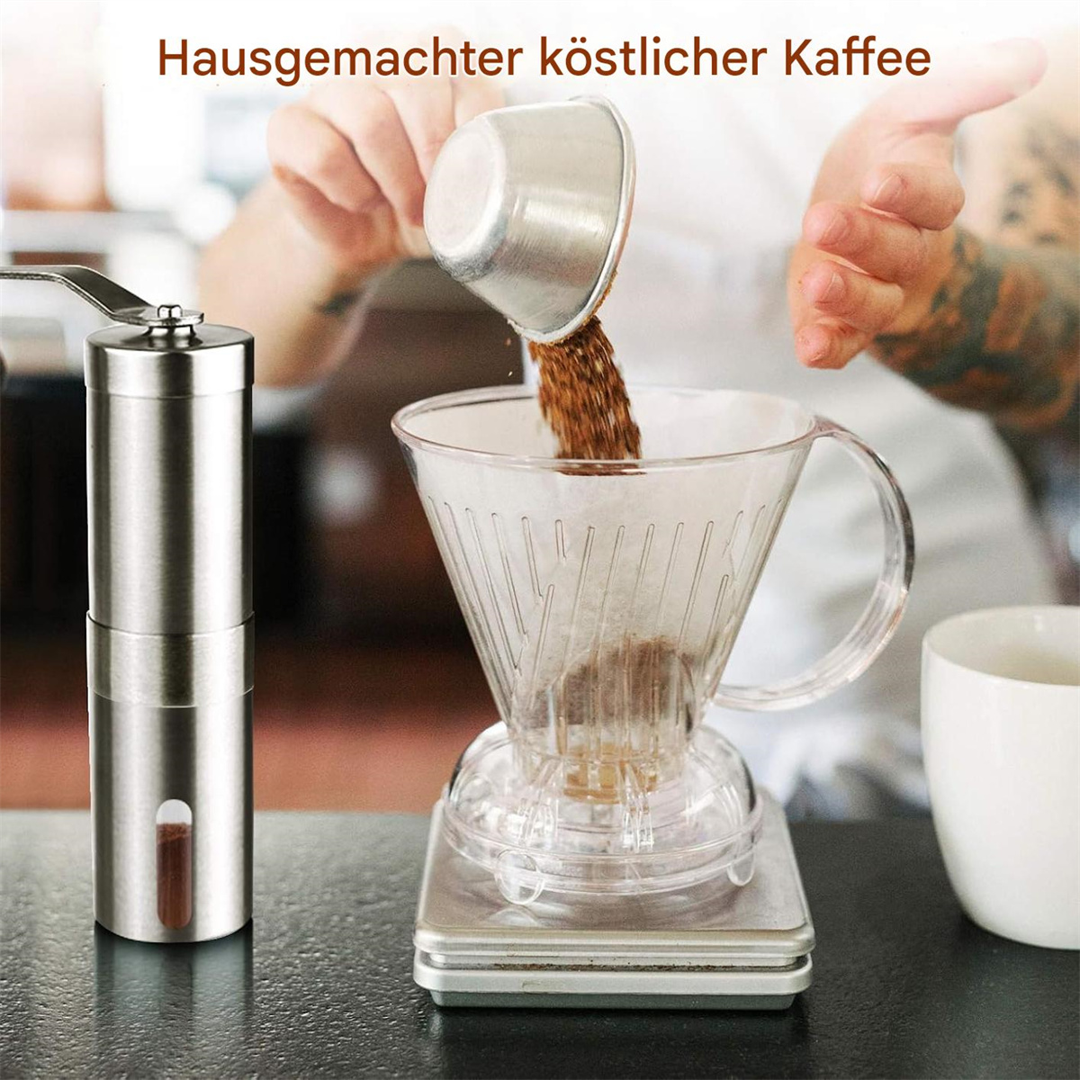 Eine Person, die gemahlenen Kaffee zum Brühen in einen Filter gießt.