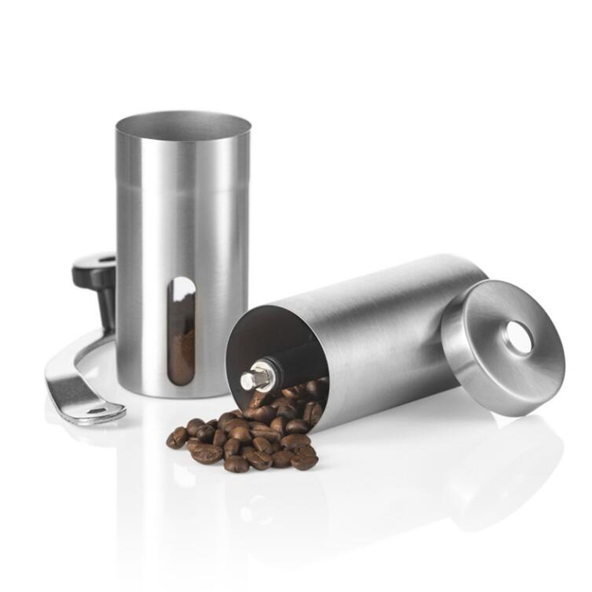 Kaffeemühle aus Edelstahl, Bohnen herausgefallen. Zwei zylindrische Teile.