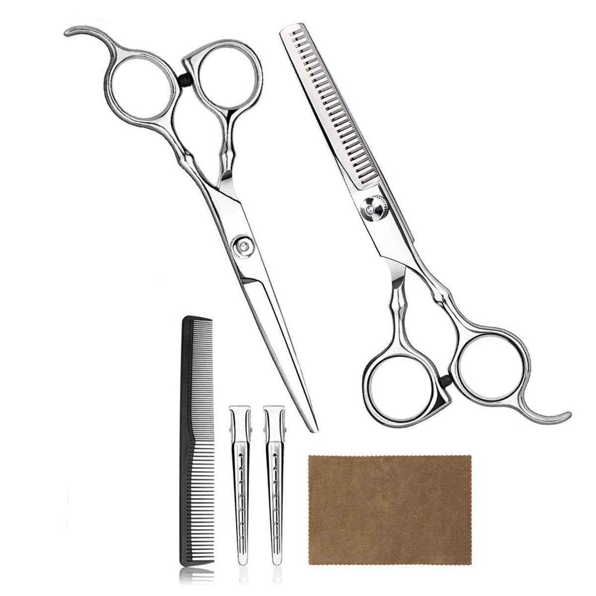 Set aus Friseurscheren, Kamm, Clips und einem Tuch. Die Scheren sind silberfarben und glänzend.