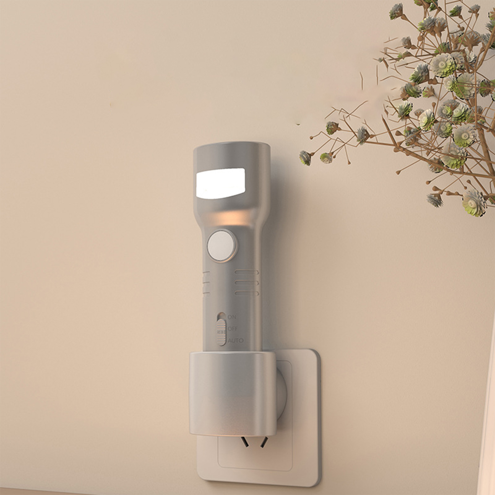 Graue Taschenlampe in der Wandsteckdose. Es hat einen Ein-/Ausschalter.