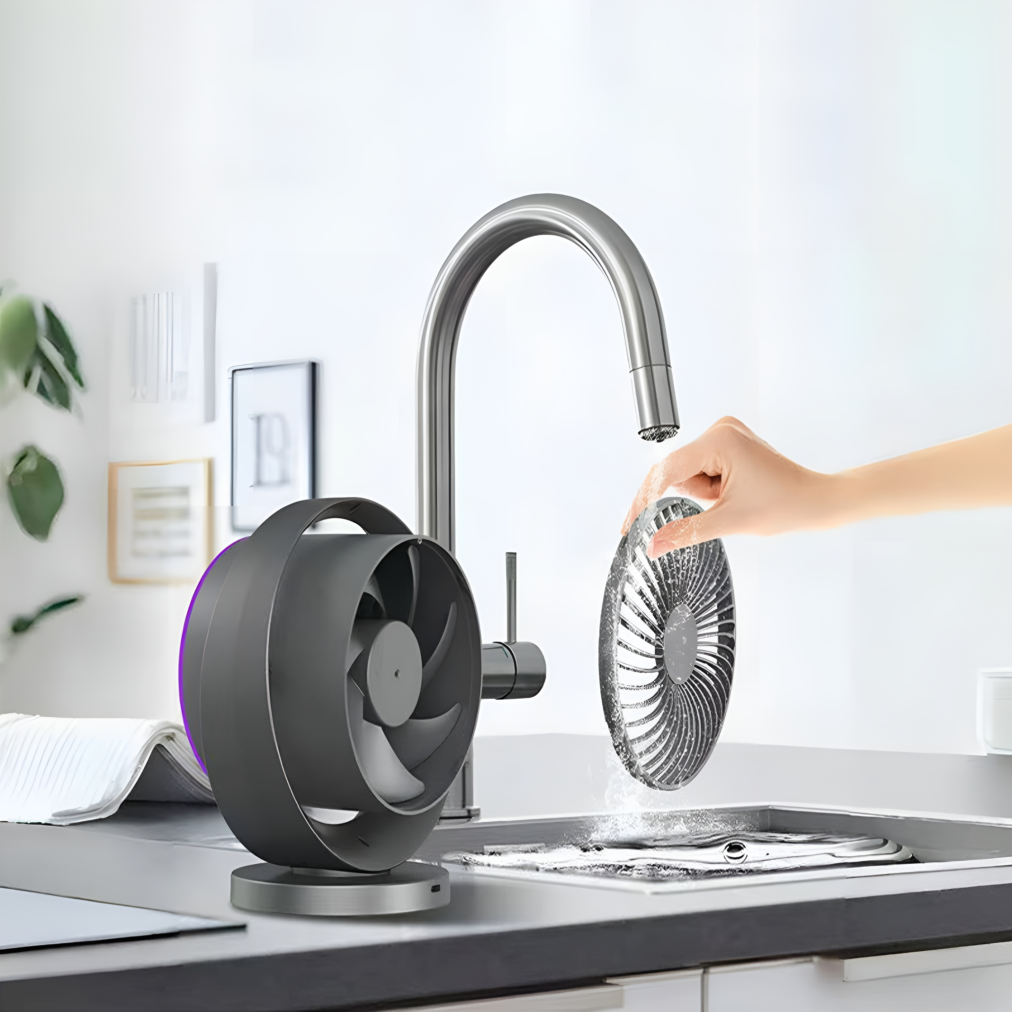 Ein Ventilator wird unter einem Wasserhahn in einem Waschbecken gereinigt, mit einem lila Akzent.