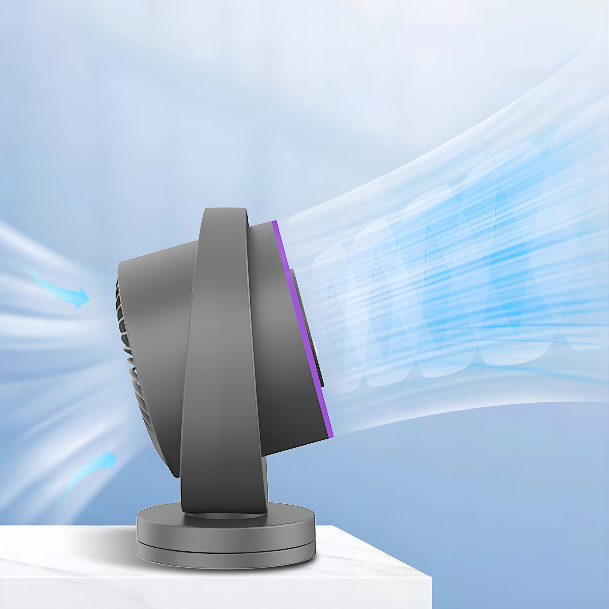 Ein grauer Ventilator mit lila Verzierungen, Luft, die nach rechts bläst, mit blauem Hintergrund.