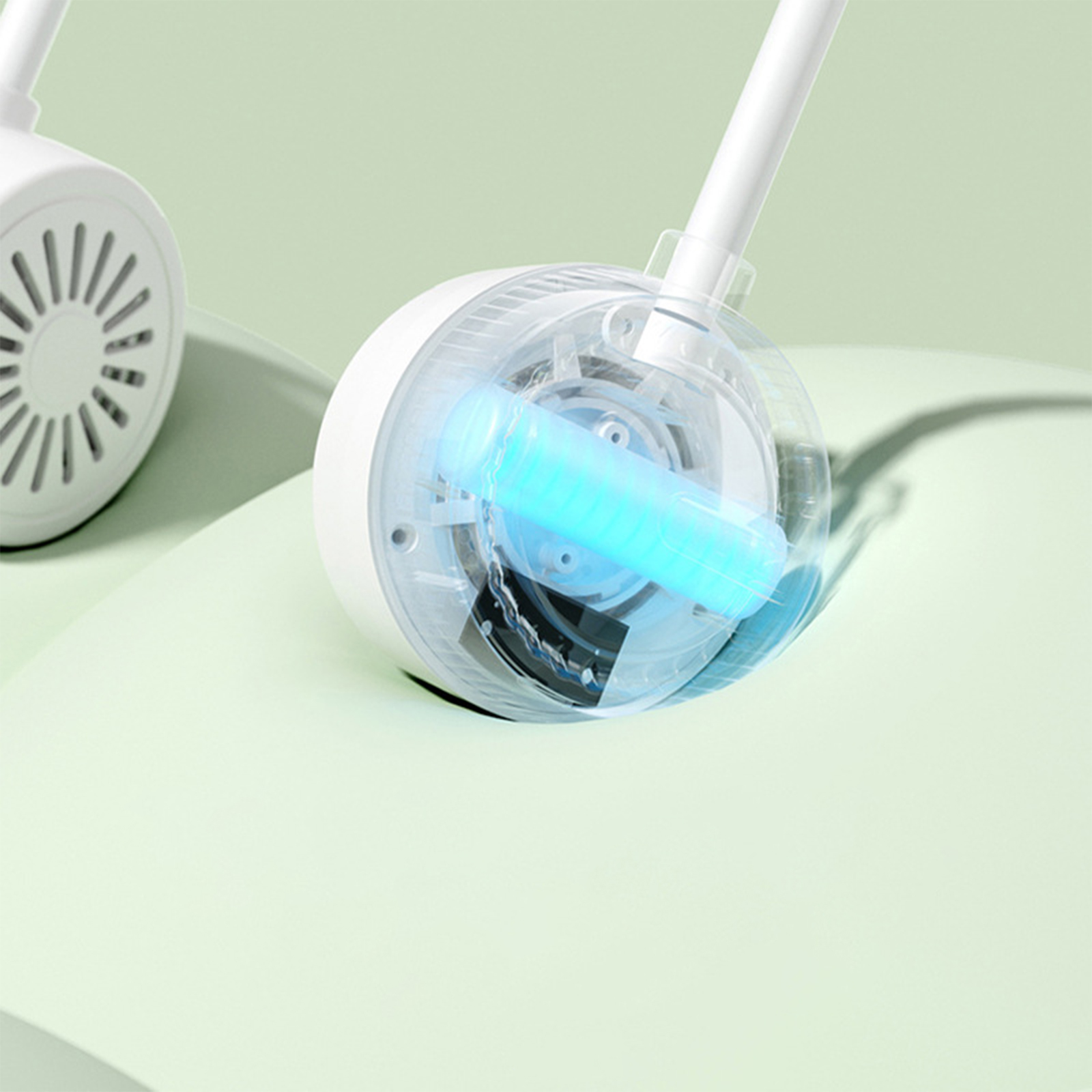 Nahaufnahme eines weißen und durchsichtigen Nackenventilators mit blauem Licht.