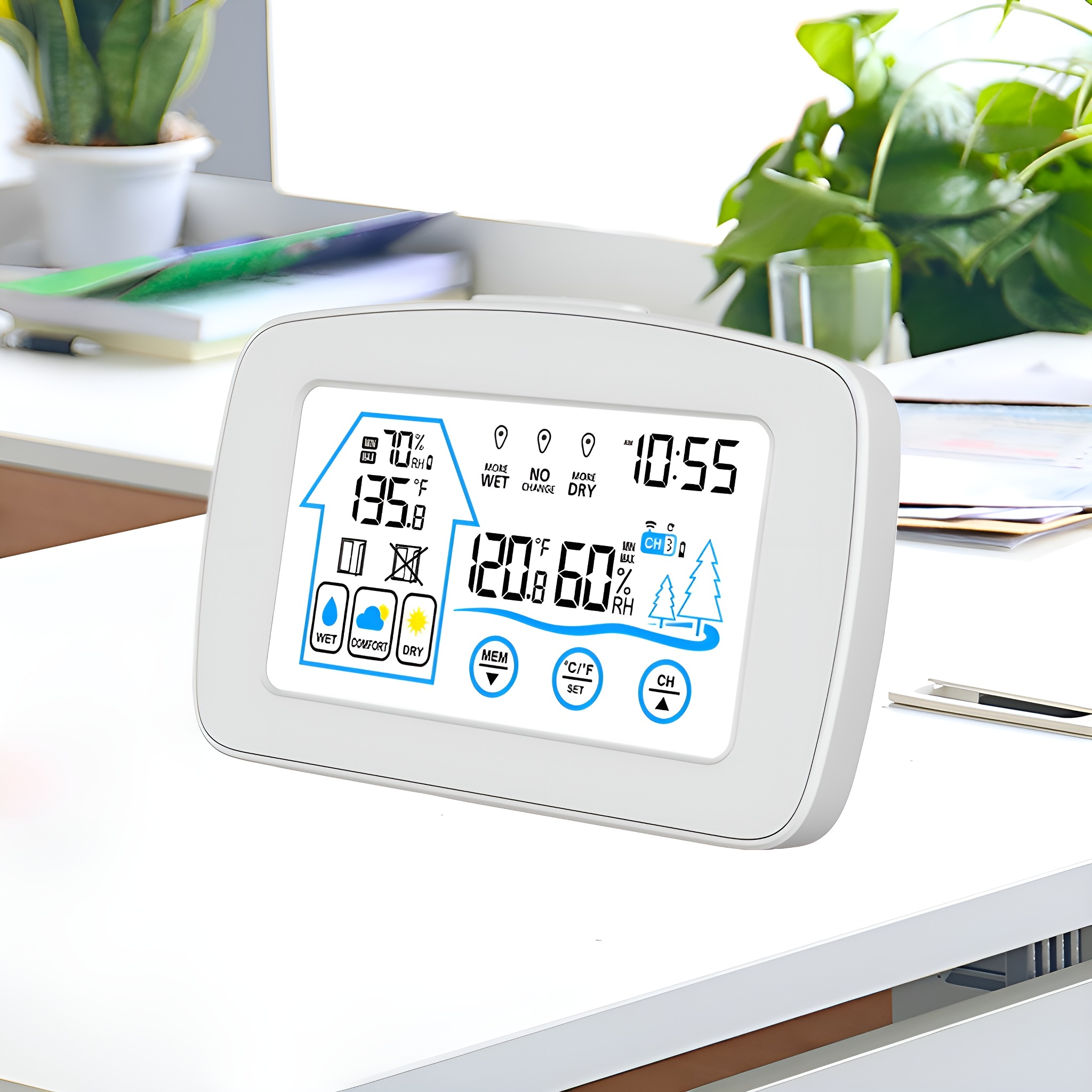 Weiße digitale Wetterstation auf einem weißen Schreibtisch. Zeigt Zeit, Temperatur und Luftfeuchtigkeit.