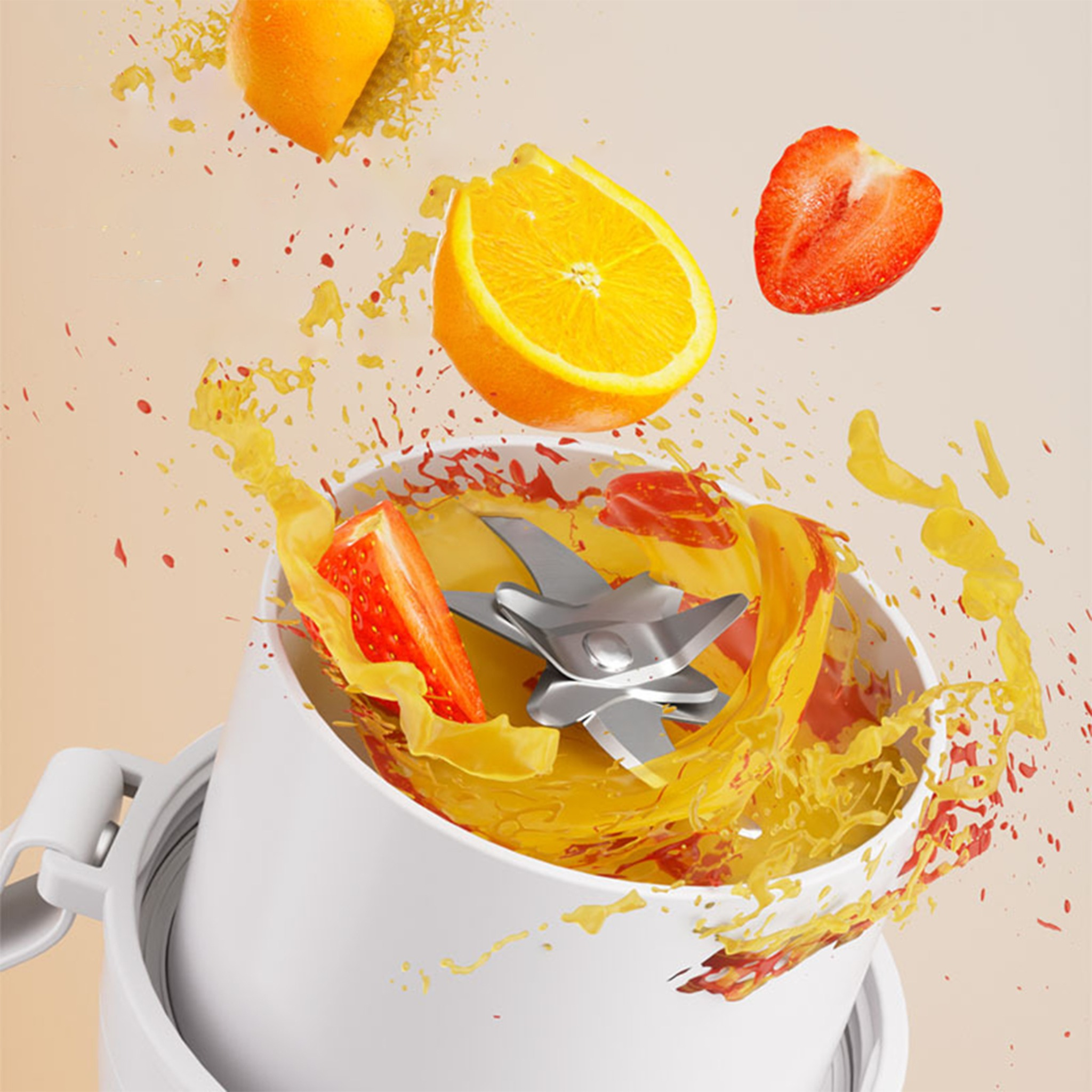 Mixer mit Orange und Erdbeere. Saft spritzt heraus. Weißer Mixer-Körper.