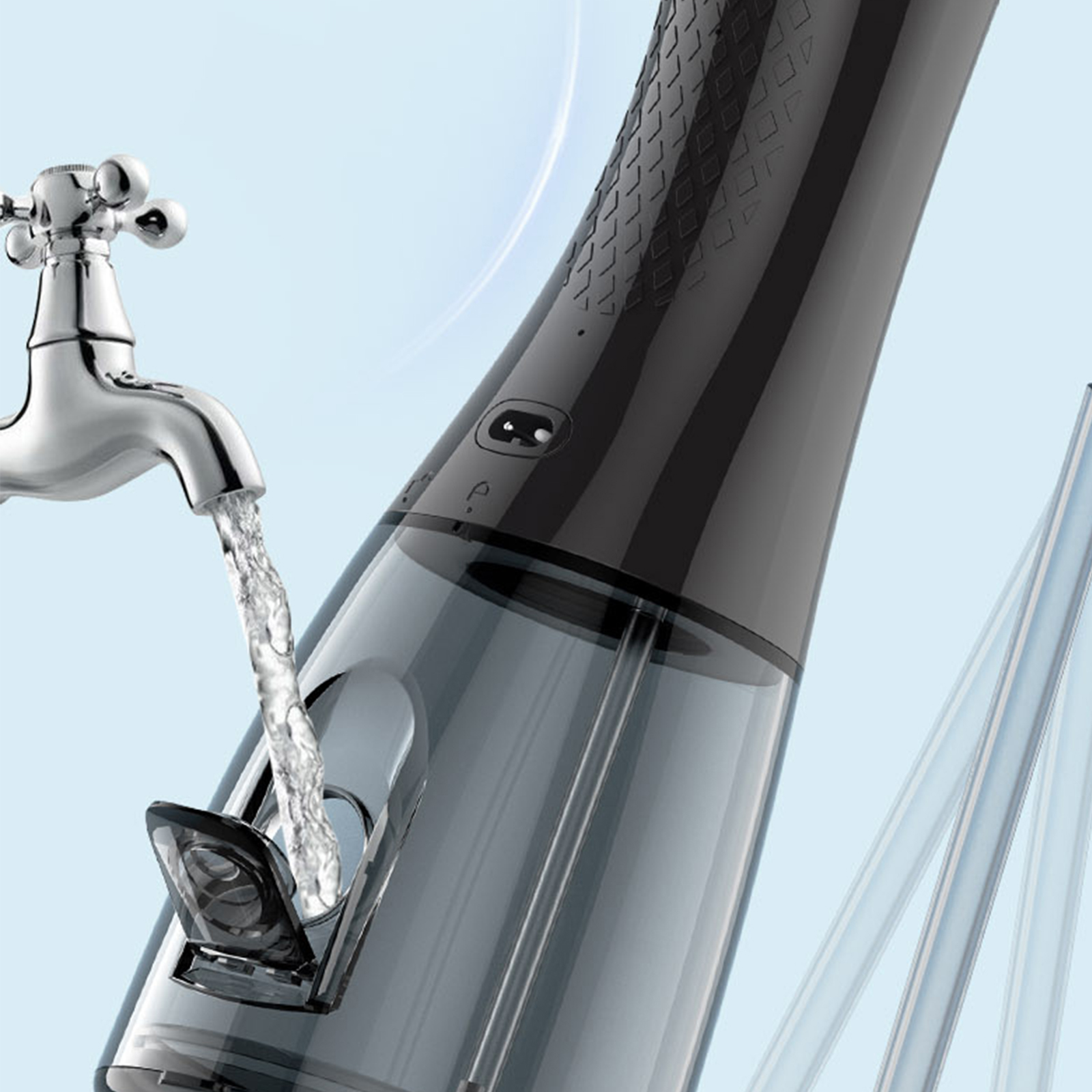 Ein Wasserhahn, aus dem Wasser in eine schwarze und klare Wasserflasche fließt, wobei der Füllvorgang hervorgehoben wird.