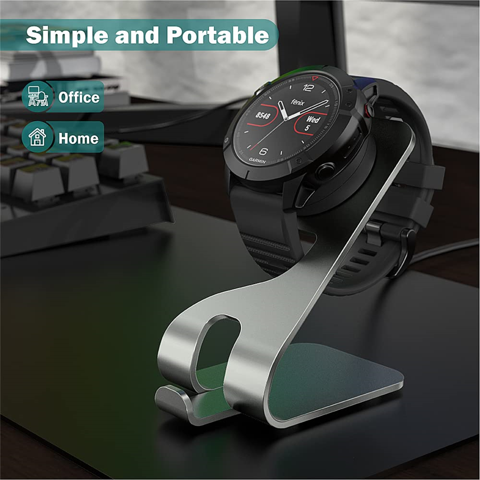 Schwarze Smartwatch auf einem silbernen Ständer. Das Display zeigt Zeit und Datum. Schwarzer Schreibtisch.