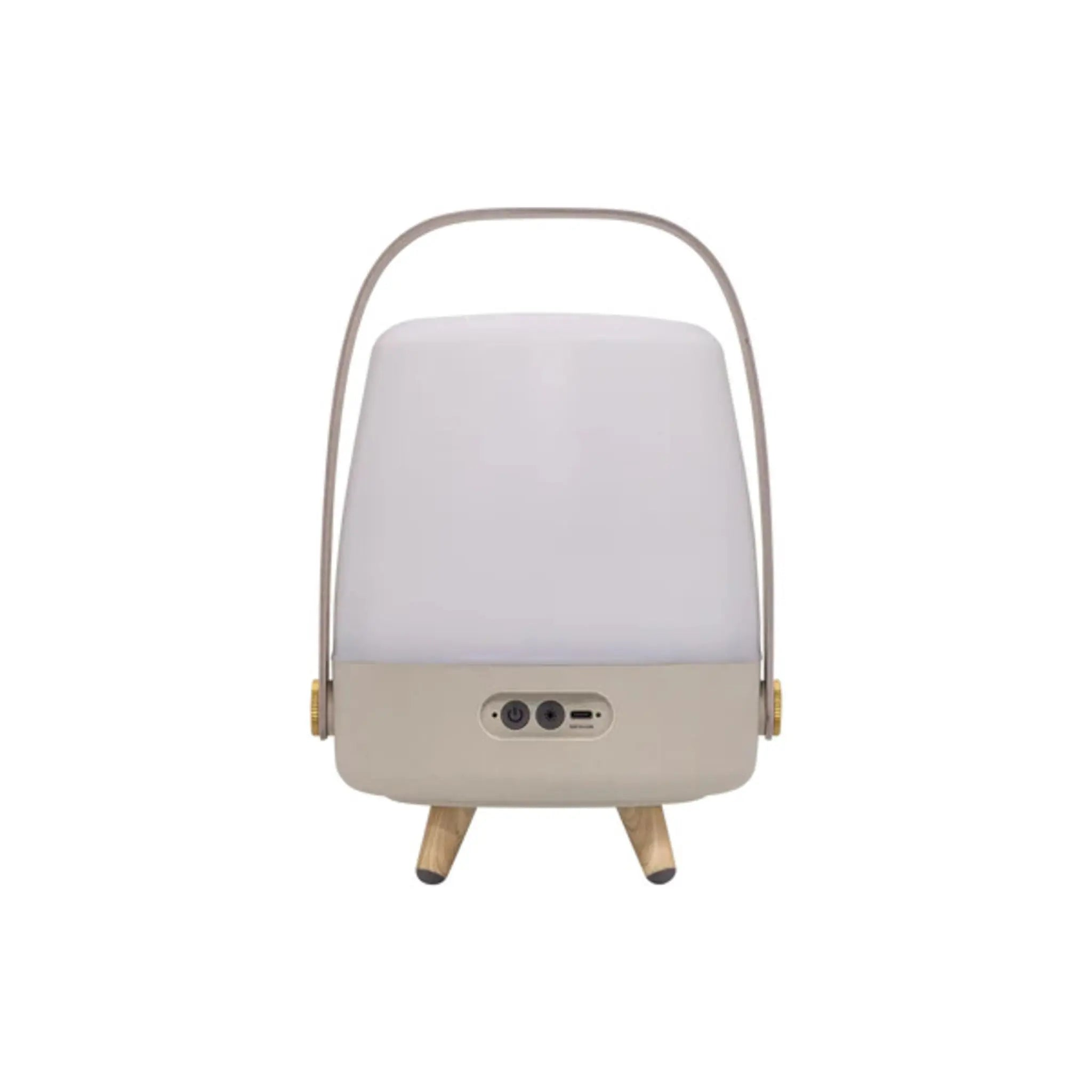 Eine weiß-beige Lampe mit Griff und Holzbeinen, positioniert auf einer weißen Oberfläche.
