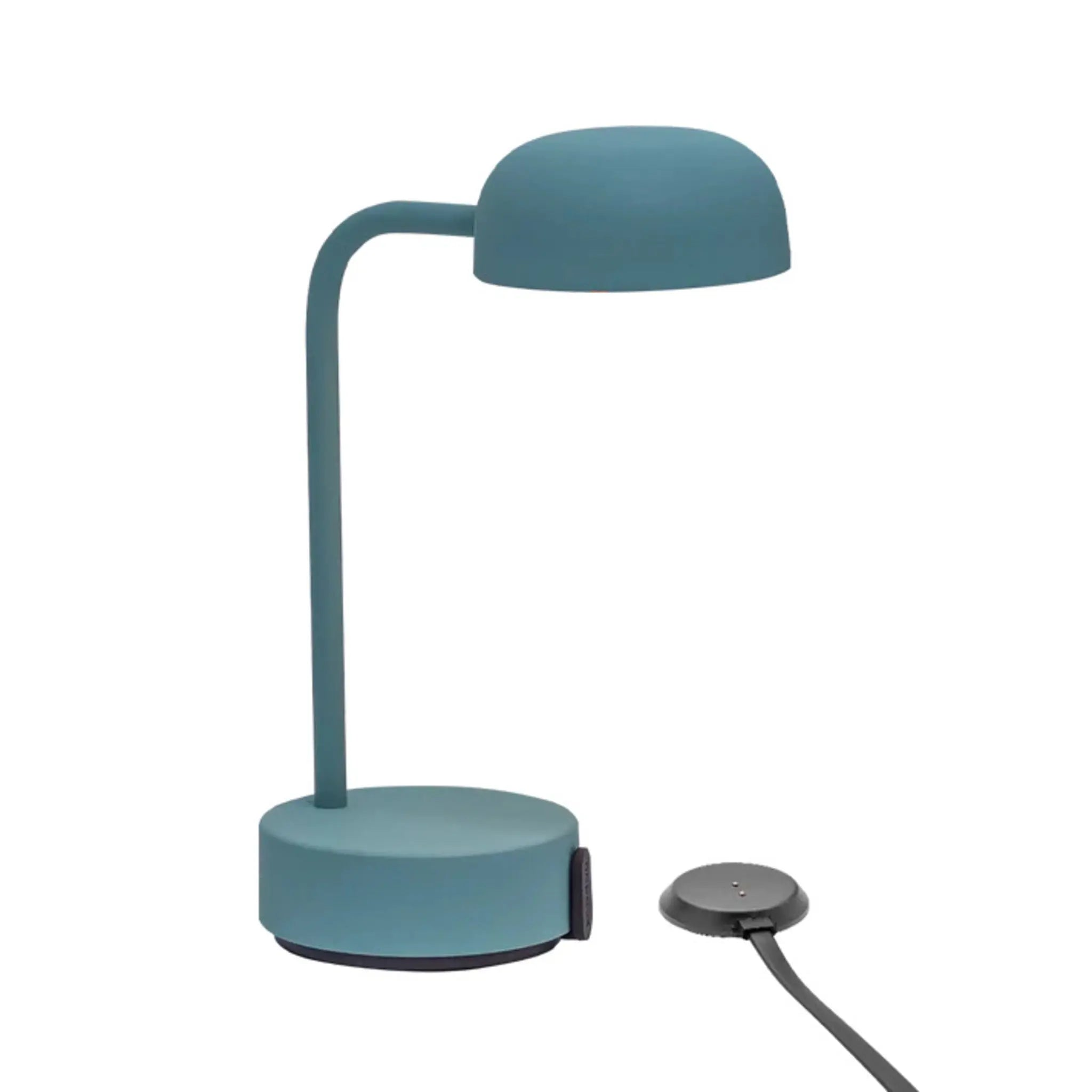 Blaue Schreibtischlampe mit rundem Schirm, an einem blauen Sockel befestigt, mit Netzkabel.