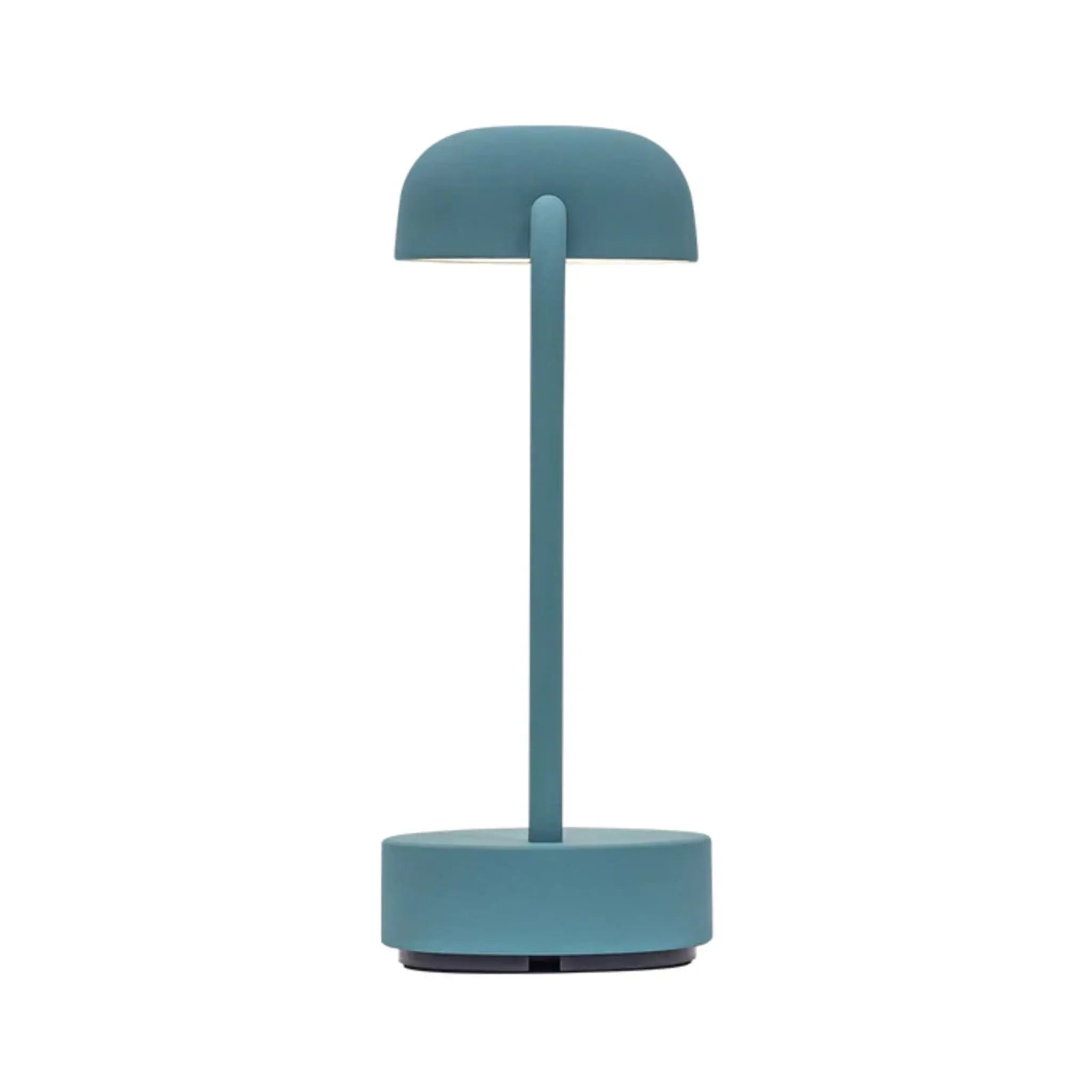 Türkisfarbene Tischlampe mit rundem Oberteil und kreisförmiger Basis. Die Lampe steht auf weißem Untergrund.