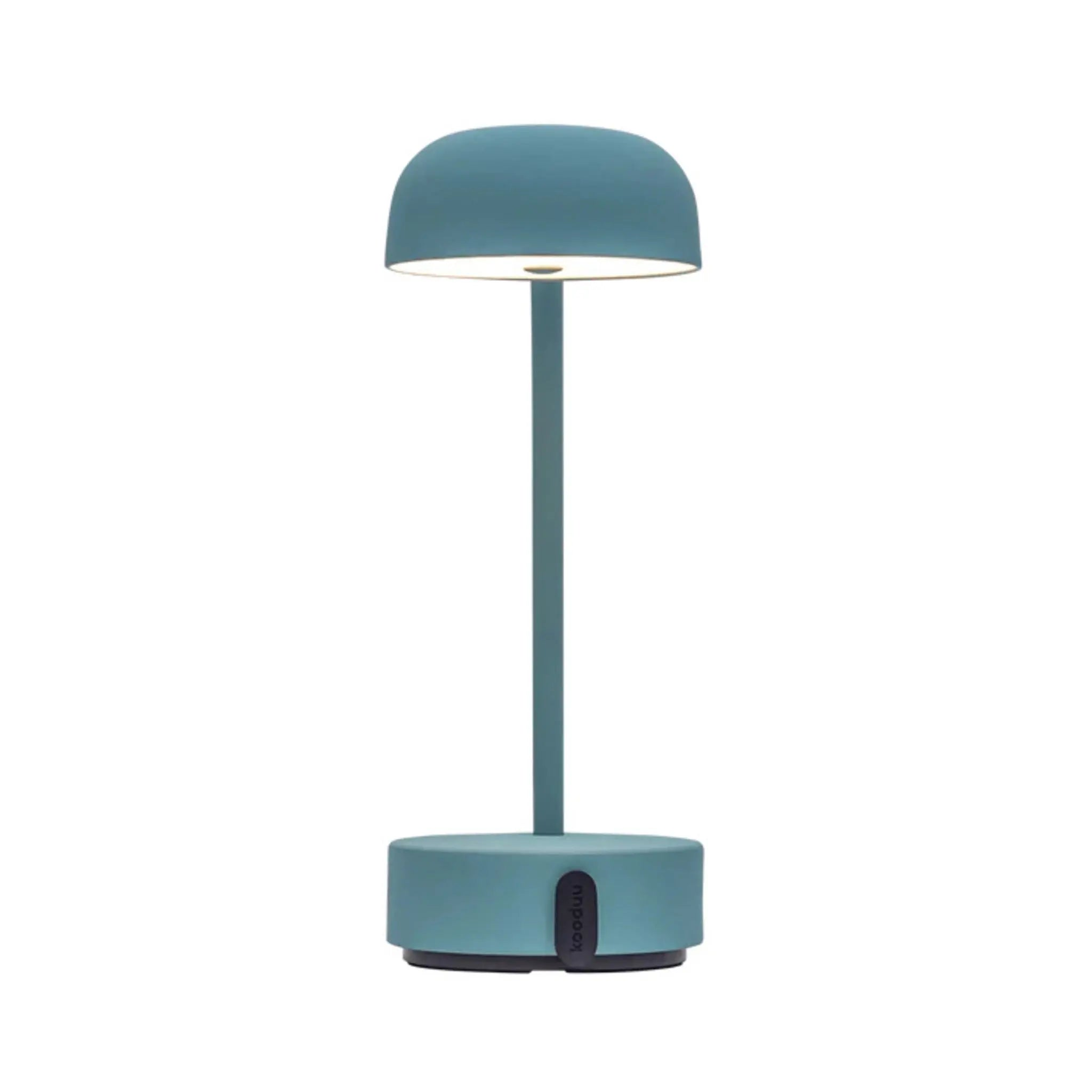 Eine teal-farbene Tischlampe mit rundem Sockel und halbkugelförmigem Schirm.