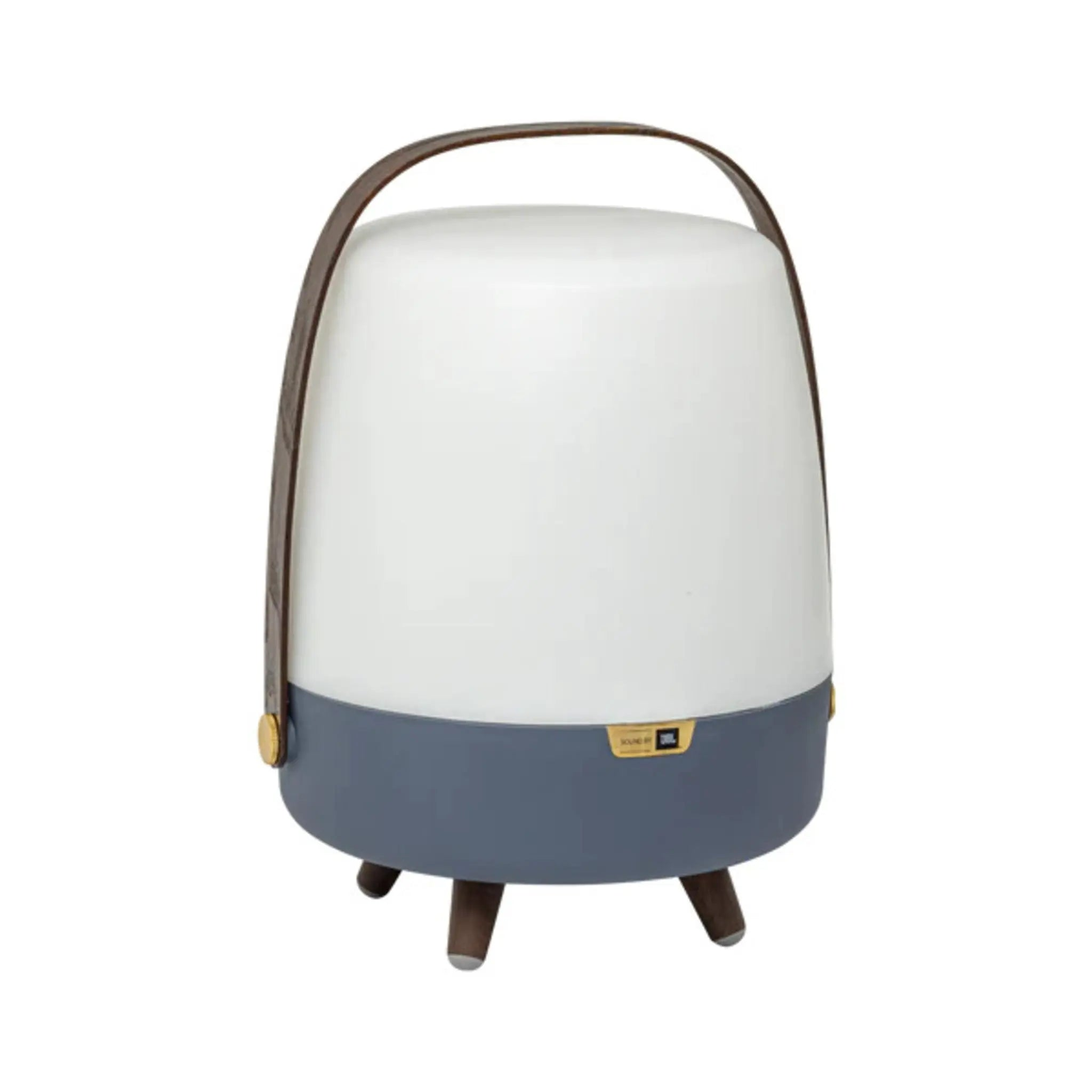 Eine weiße und graue Lampe mit braunem Griff, die auf Holzbeinen steht.