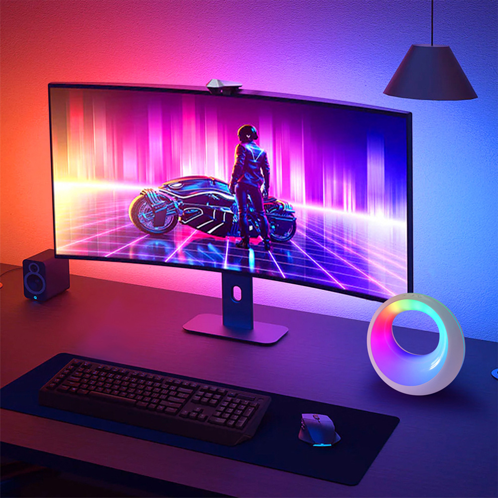 Ein gebogener Computermonitor zeigt ein Motorrad. Tastatur und Maus befinden sich vor dem Monitor.