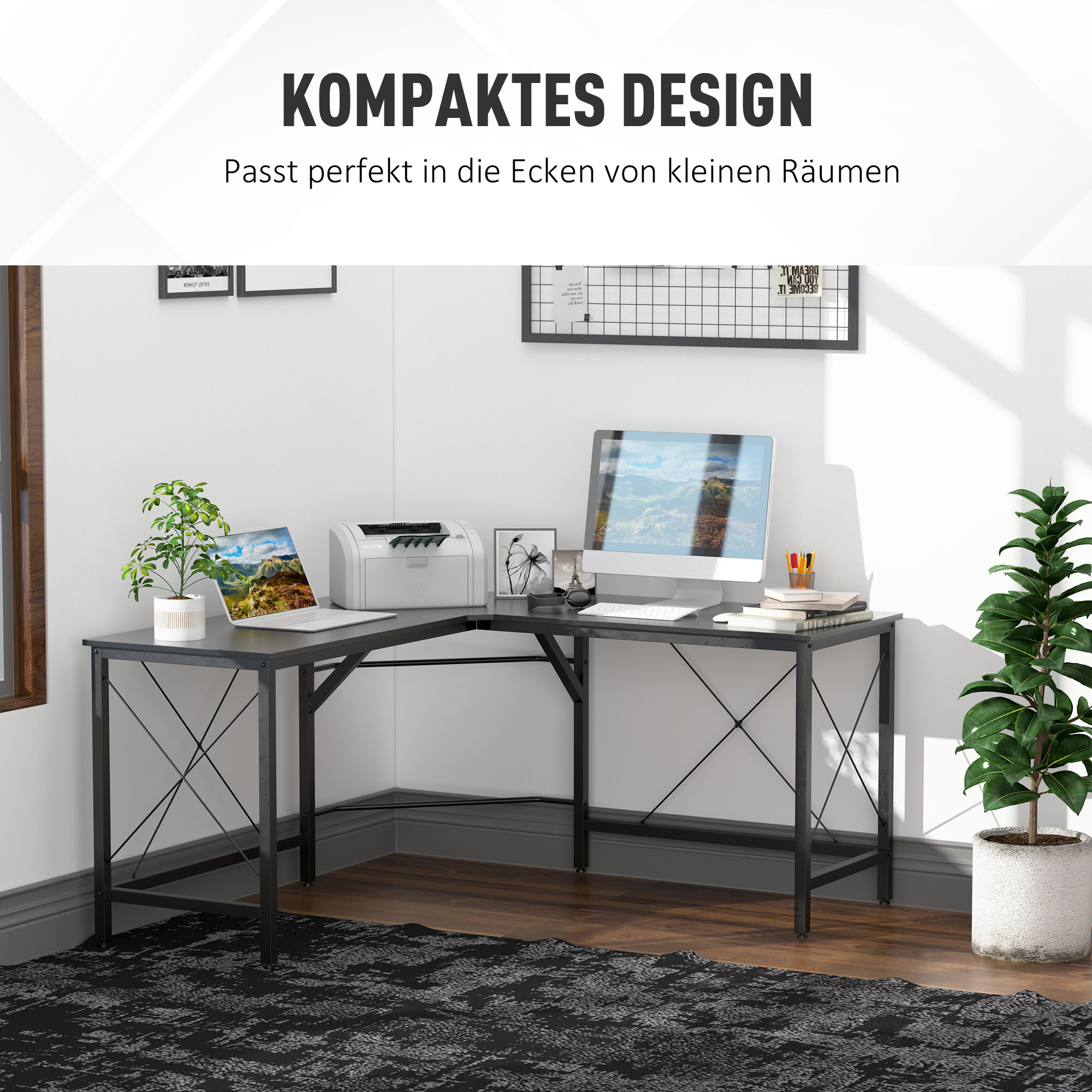 Ein Büro mit Schreibtisch und Computer. Auf dem Schreibtisch stehen eine Pflanze und ein Drucker. Schwarzer Schreibtisch.
