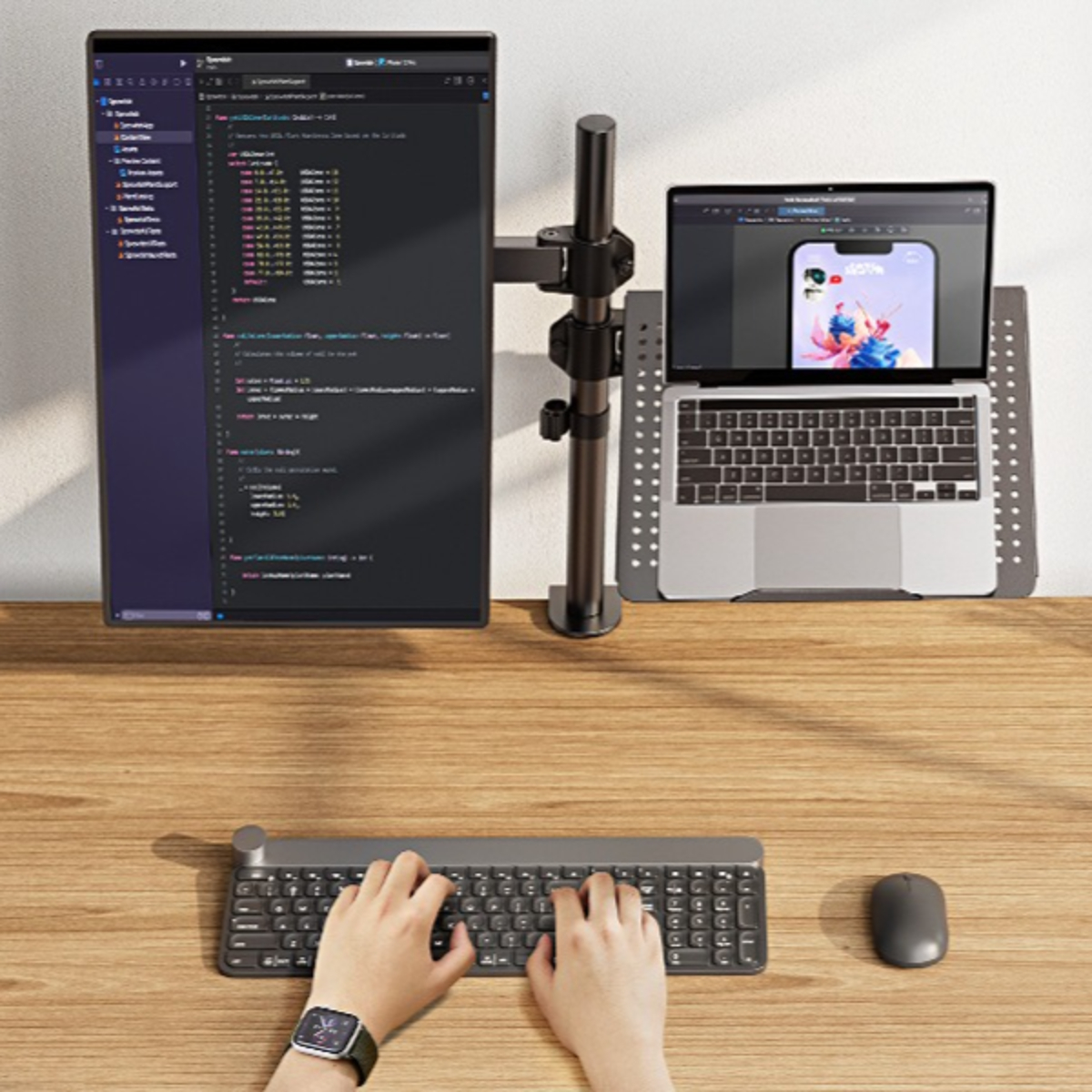 Schreibtisch mit zwei Monitoren, Tastatur und Maus auf einem Holztisch.