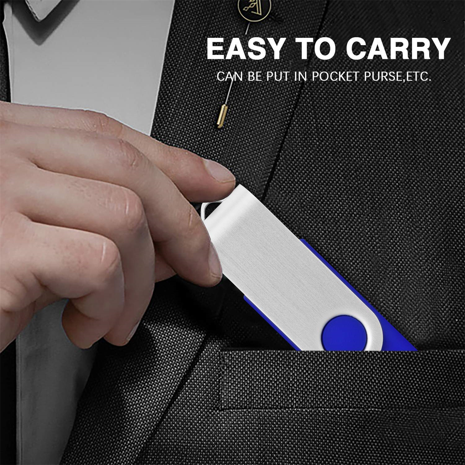 Eine Hand steckt einen blau-silbernen USB-Stick in eine Tasche, in einem Anzug.