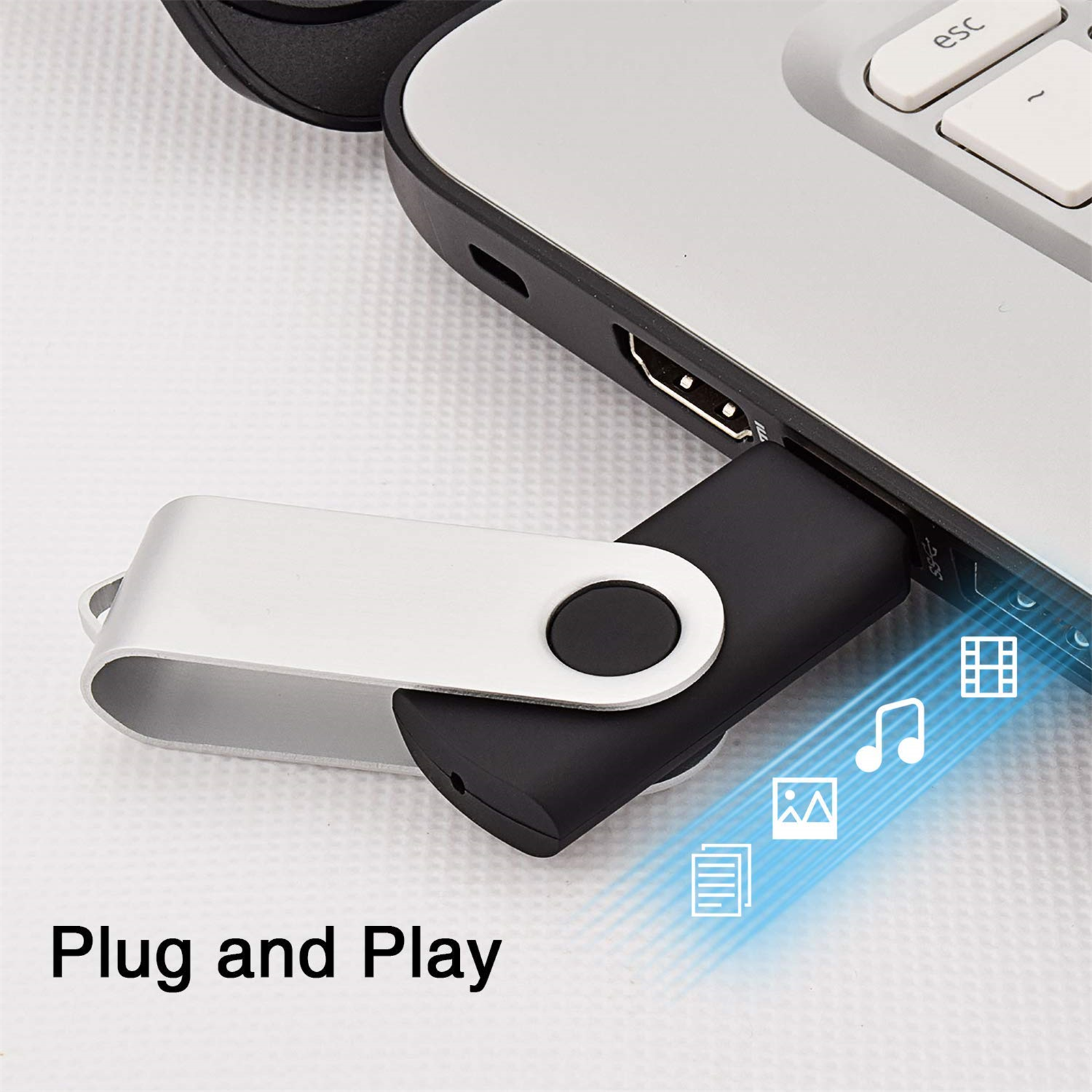 Ein USB-Stick, der an einen Laptop angeschlossen ist. Symbole für Video, Musik, Bilder und Dokumente werden angezeigt.